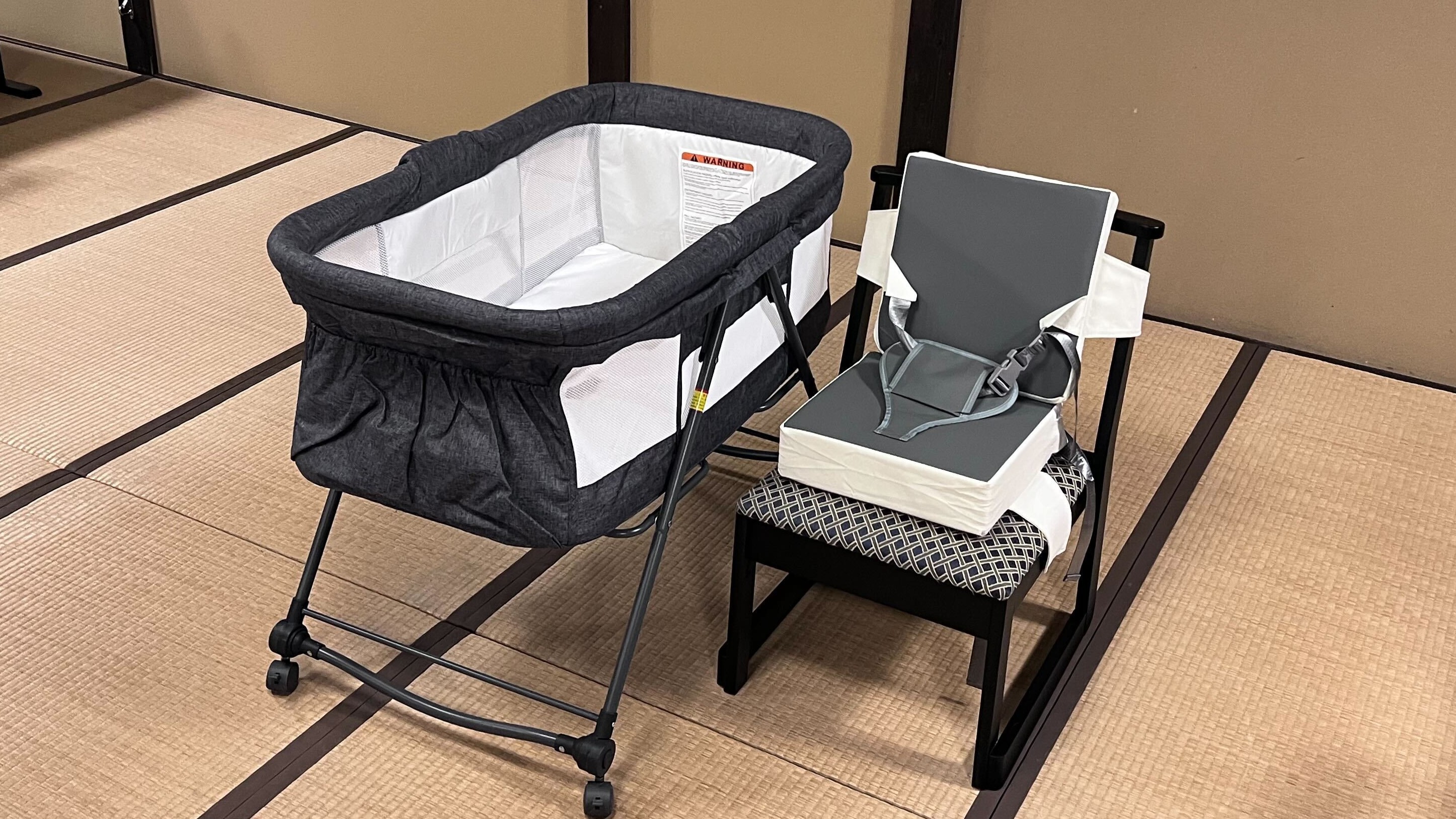  ベビーベッド、ベビーチェア、ベビークッション。お食事処でお子様用にご利用ください。