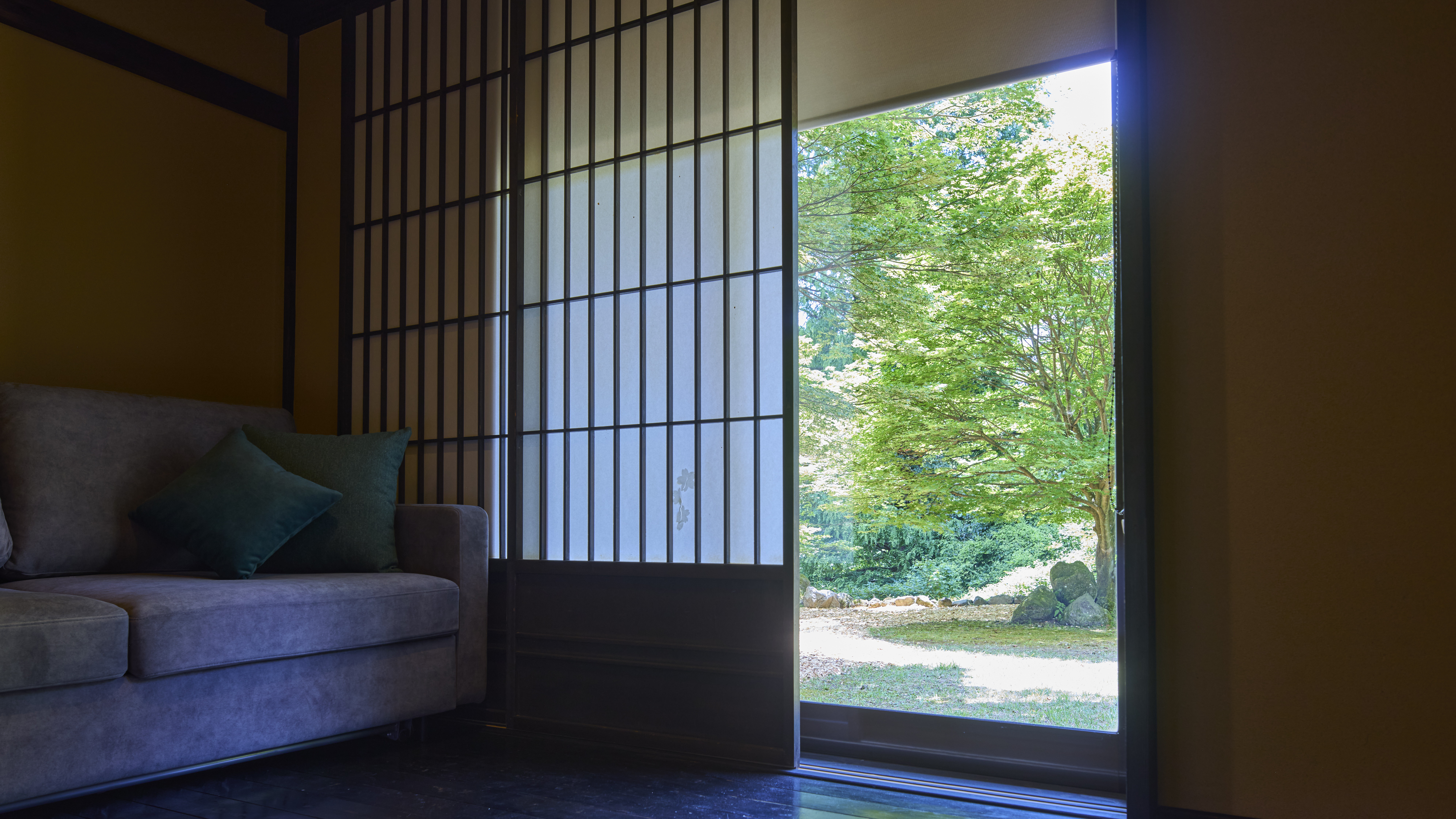 【スーペリア和室】中庭を眺めるお部屋です