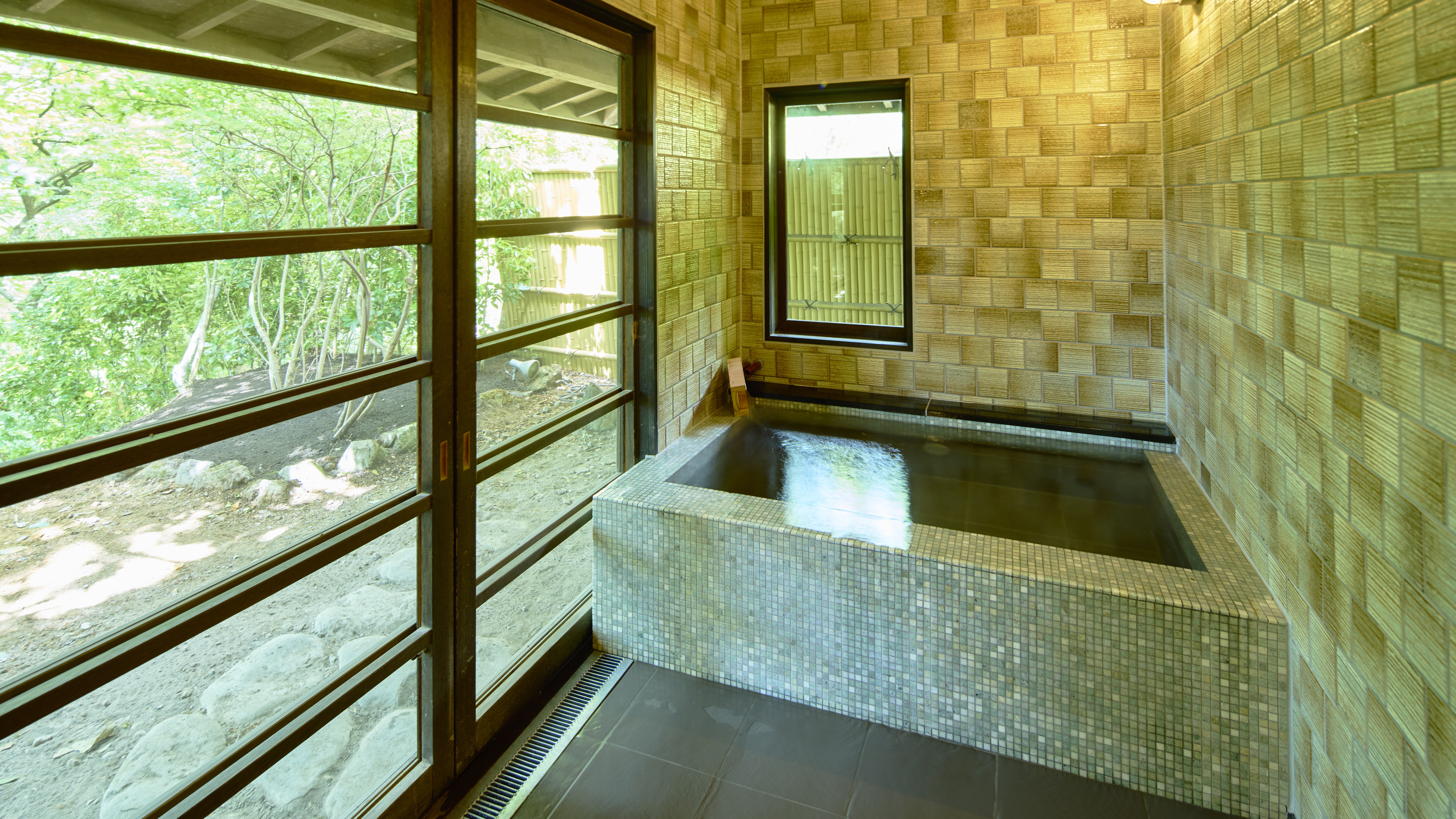 【離れ特別和室】自然を眺める半露天風呂