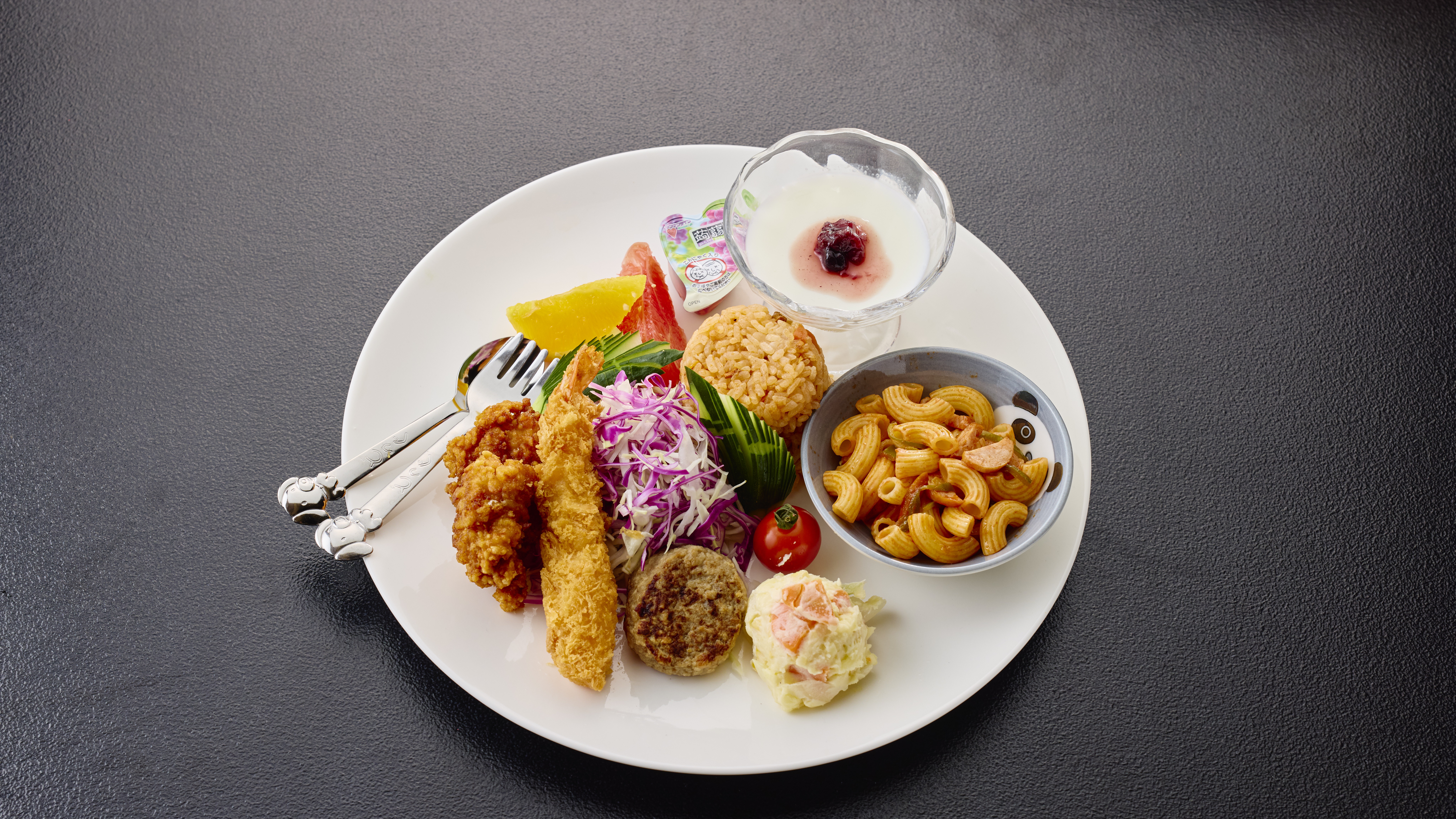 お子様には洋食プレートをご用意いたします