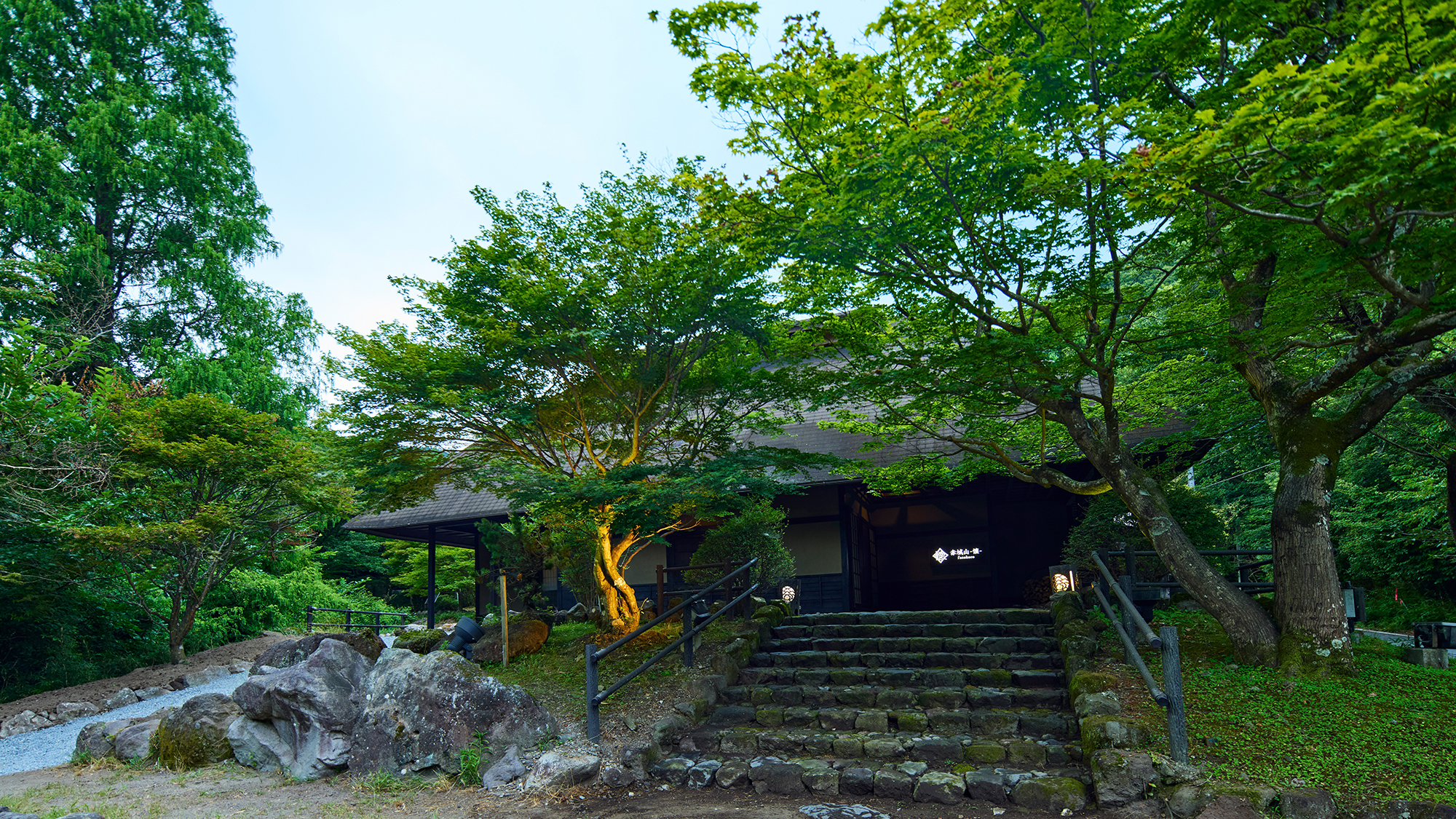 入口へは階段、スロープをご用意