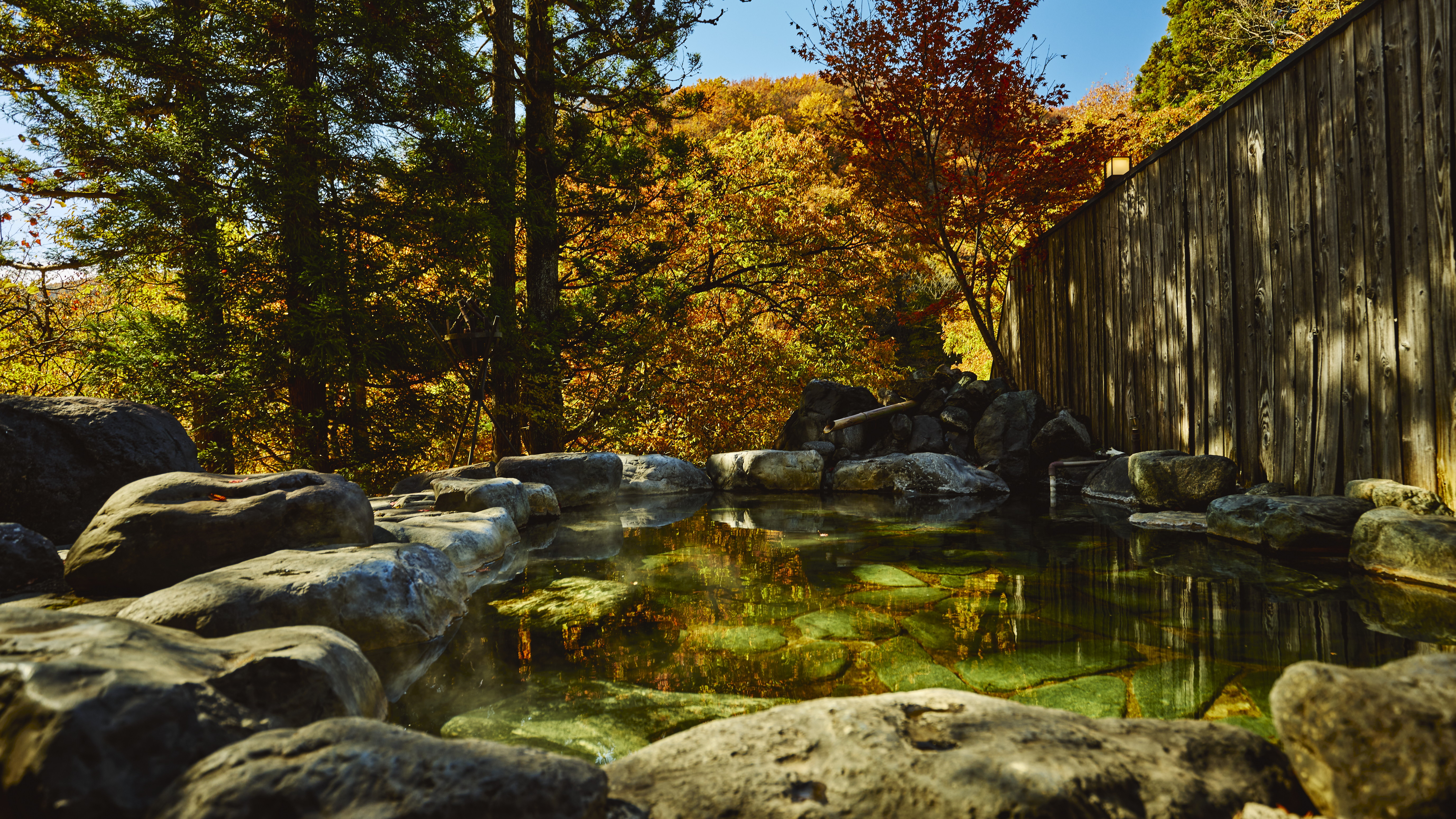 山々はまさに錦秋の装い