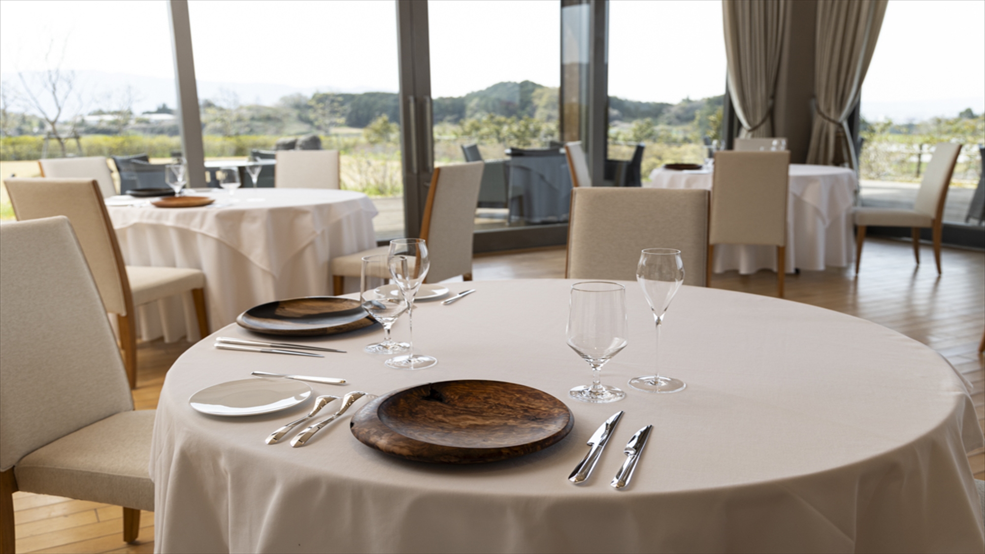 レストランからは三輪三山を望むビューが広がり開放的な空間