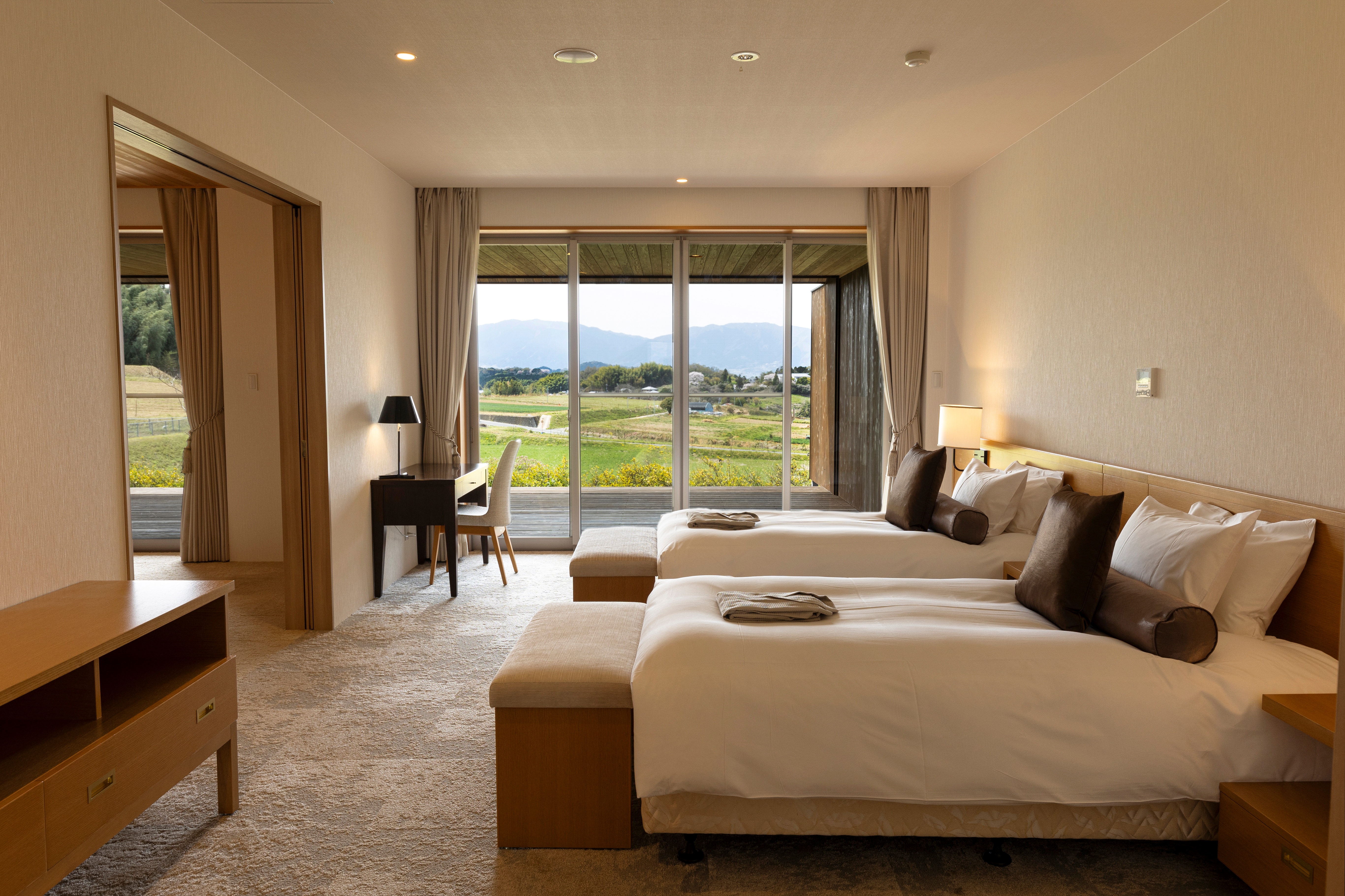 スイートルーム（ベッドサイド）