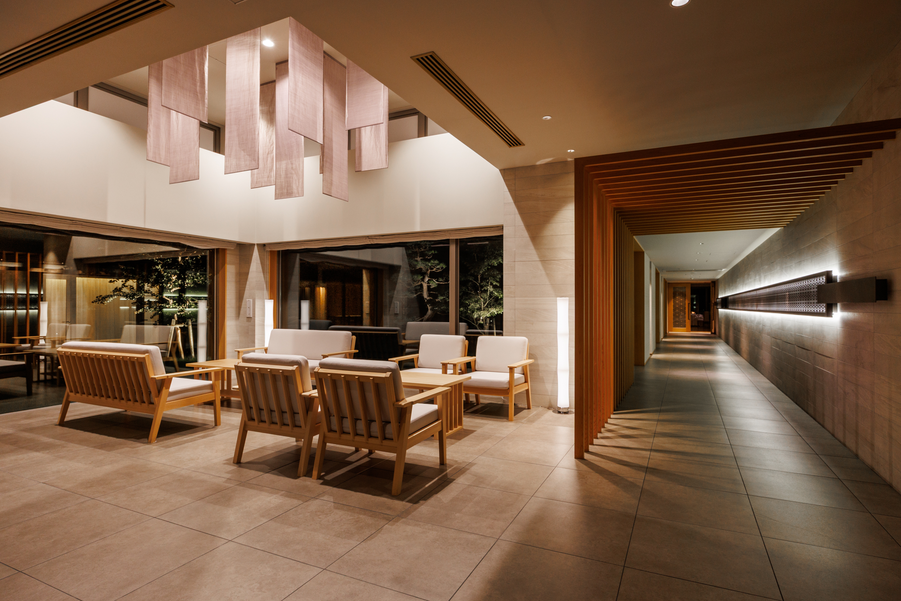 エントランス（夜）