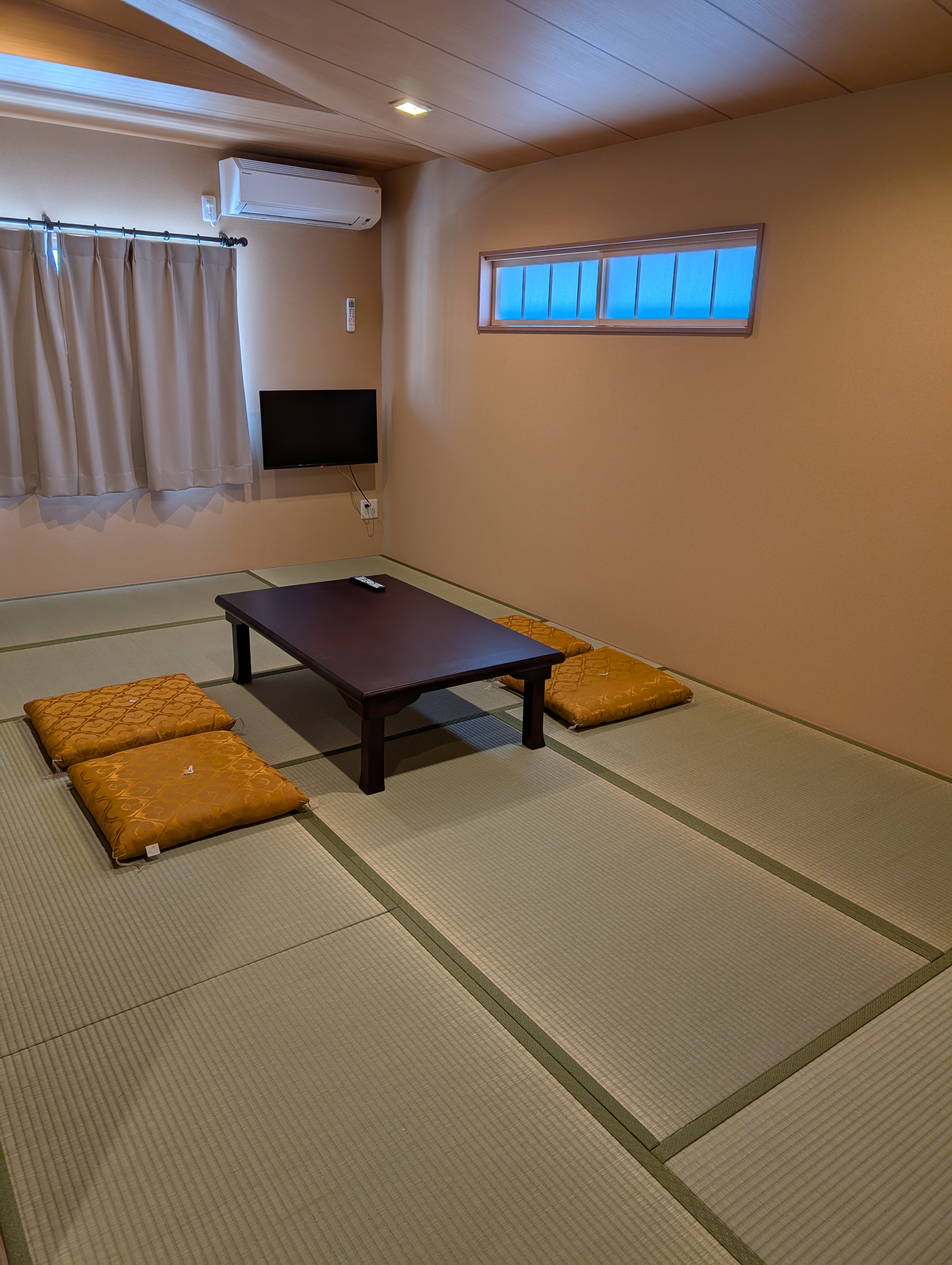 階段で2階の客室になります。約10畳の和室です。