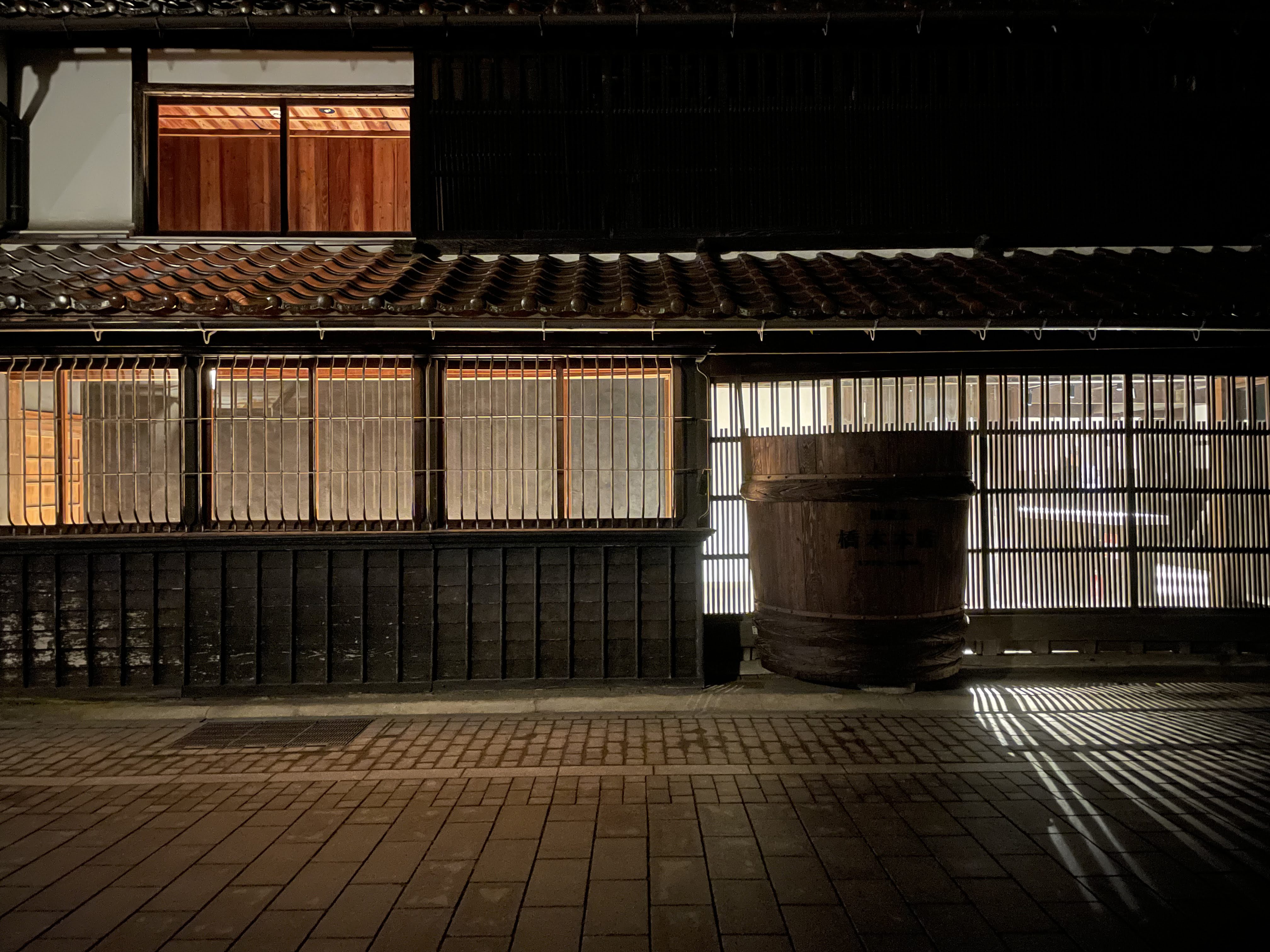 登録有形文化財に指定されている酒造「橋本本店」母屋の外観。