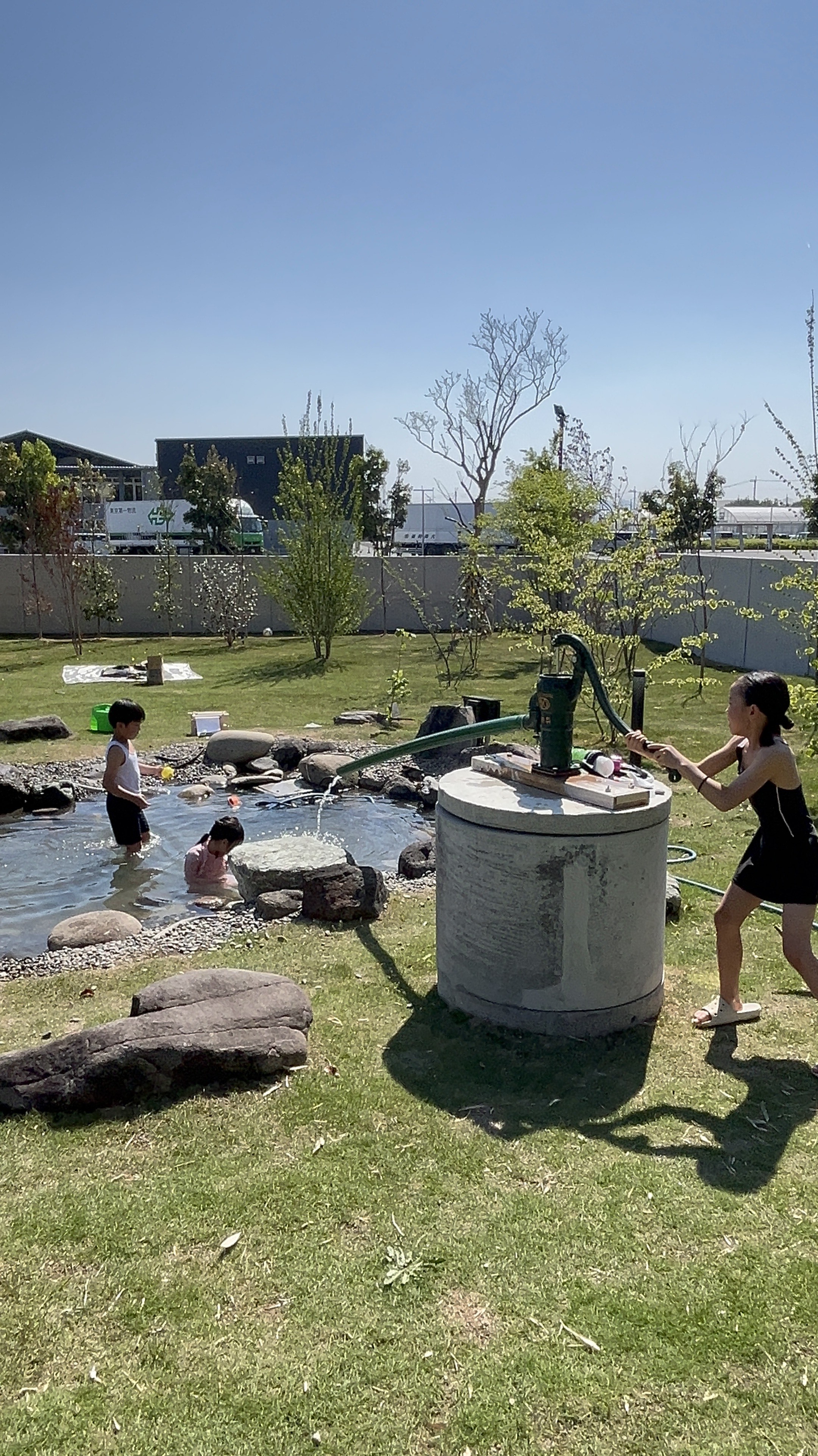じゃぶじゃぶ池で遊ぶ