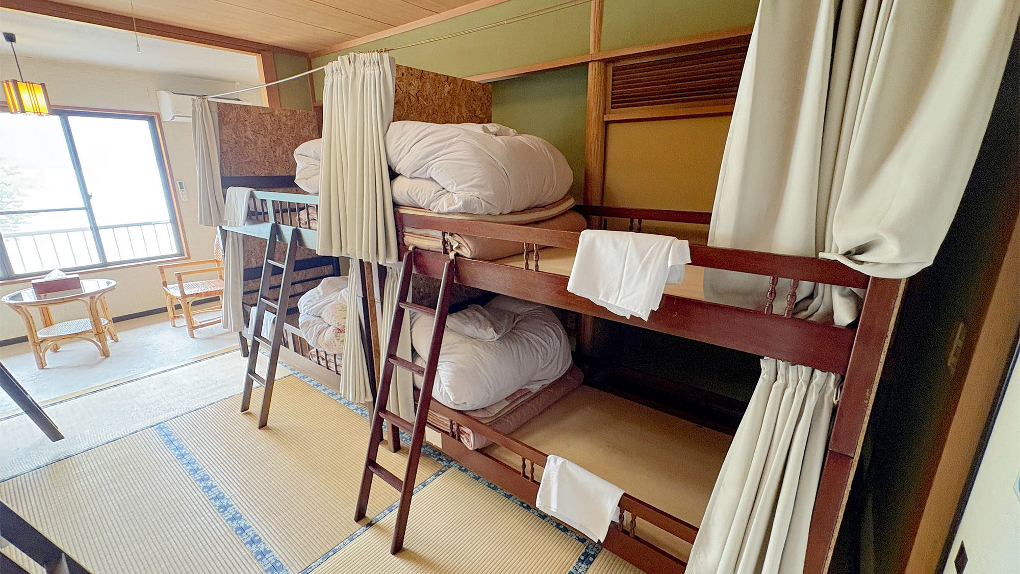 ・【男性専用ドミトリー】明るい光が差し込む和室。畳の香りに包まれ、心癒されるひとときを