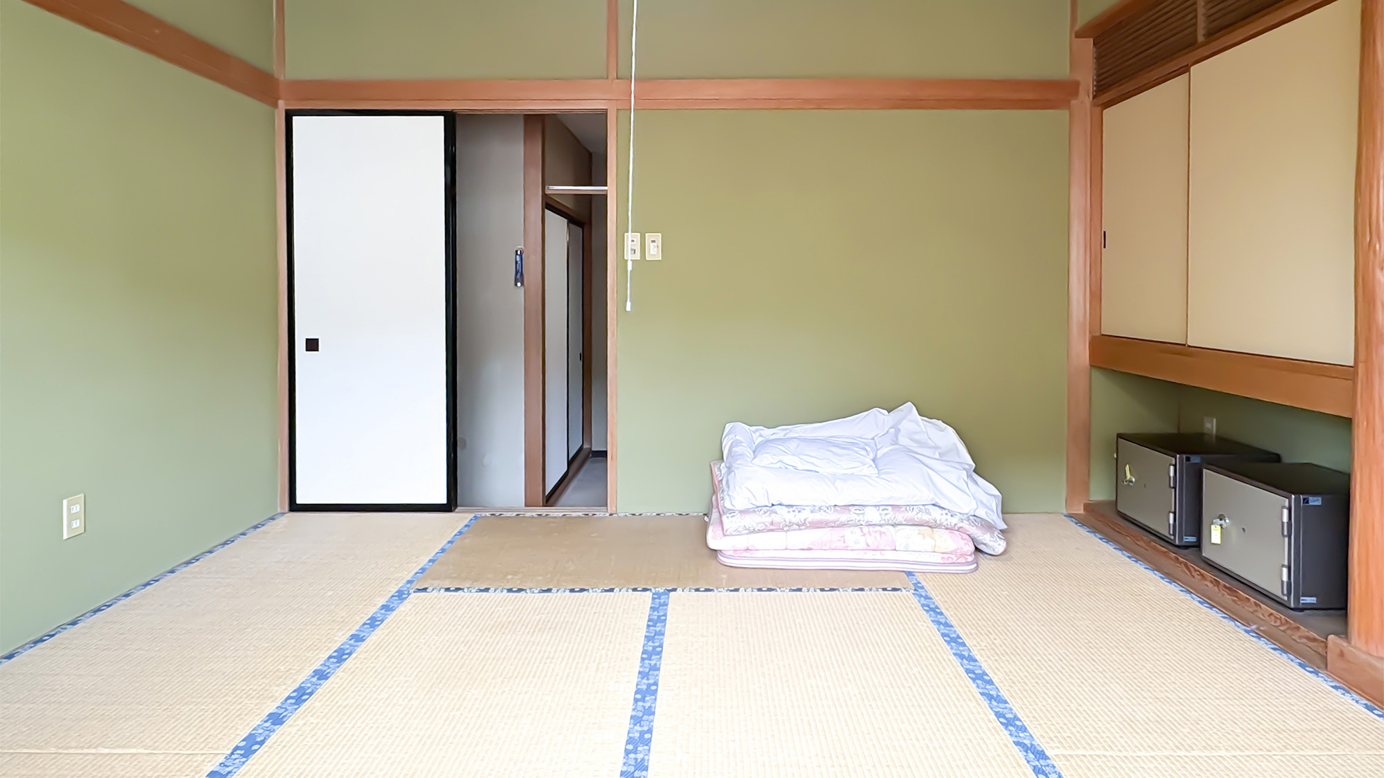 ・【和室8畳】最大3名まで宿泊が可能。ふかふかのお布団で、旅の疲れを癒し、心地よい快眠を