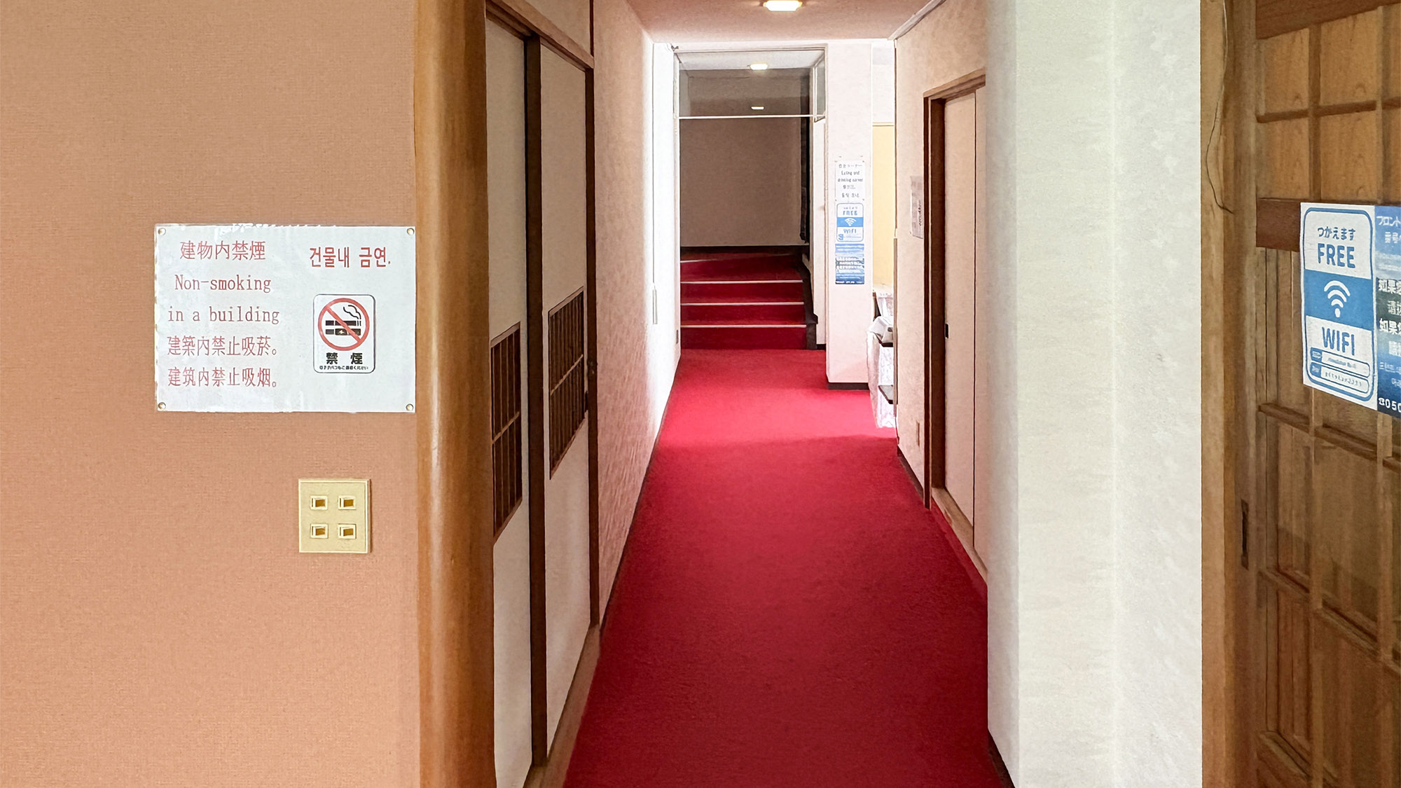 ・【廊下】赤い絨毯が特徴の廊下。和を感じる空間が、滞在を彩ります