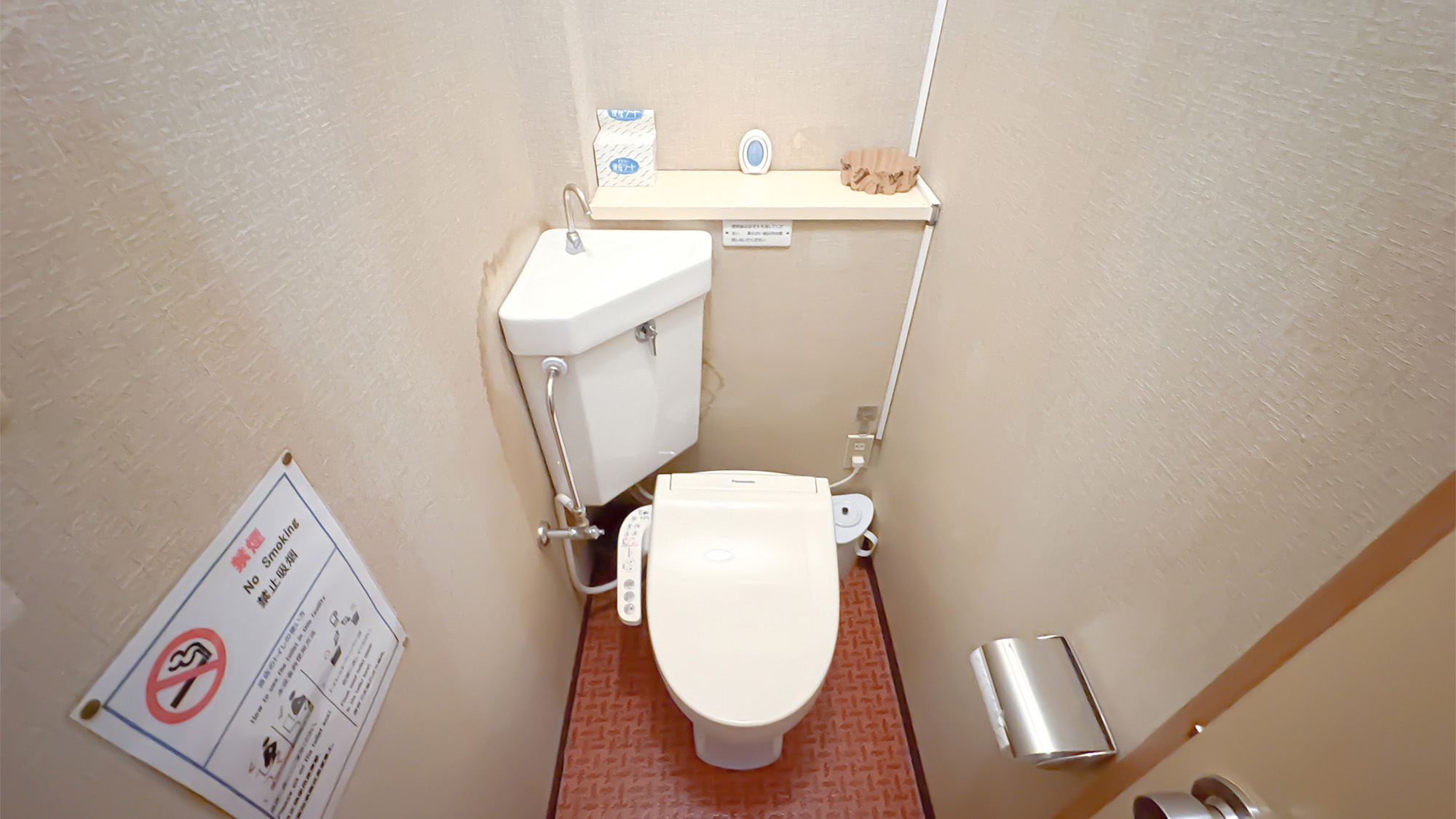 ・【和室10畳：トイレ】ウォシュレット機能付きの個室トイレを完備