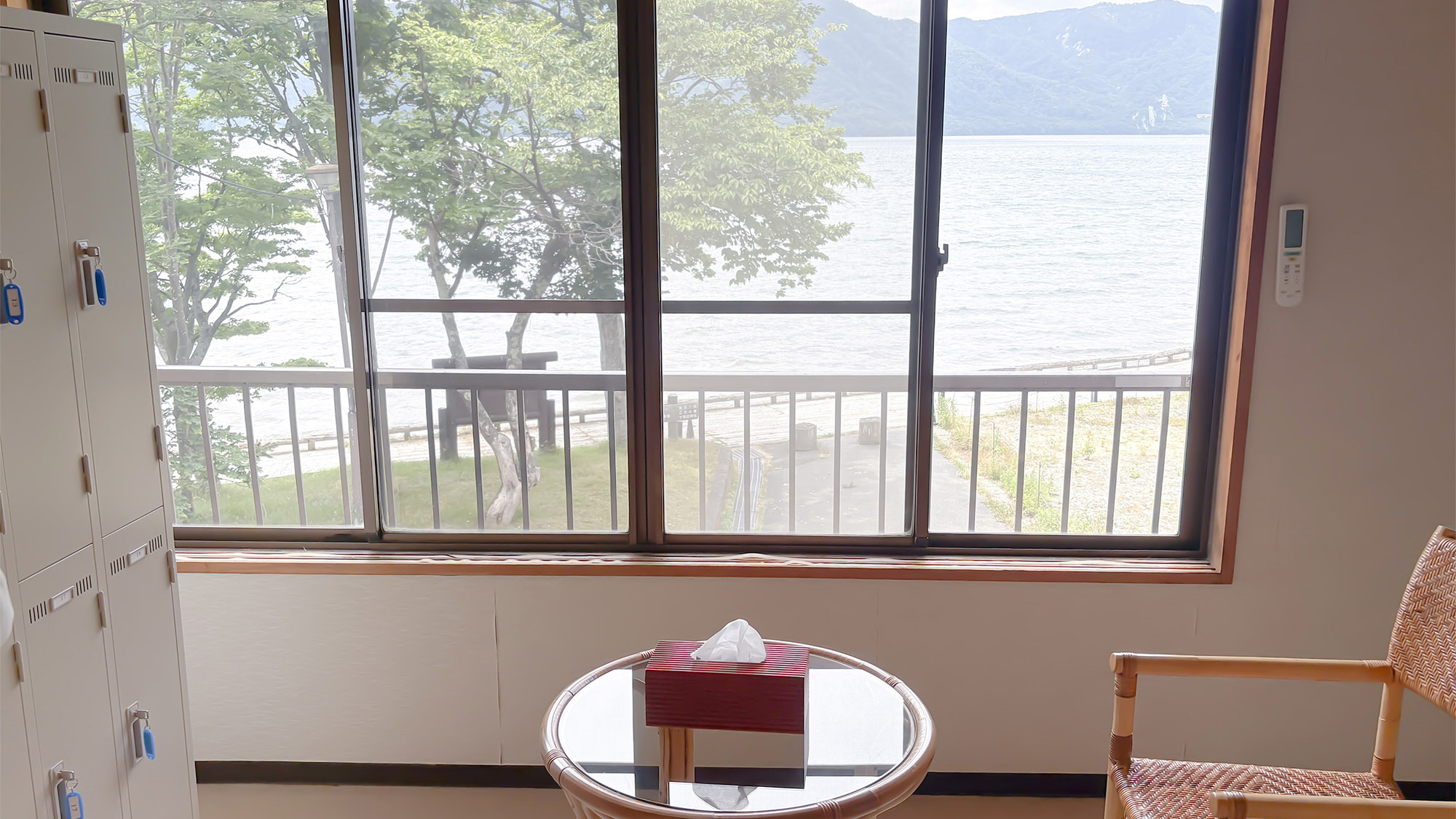 ・【男性専用ドミトリー】窓から十和田湖を望む絶景。椅子に腰掛け、ゆったりと至福のひとときを