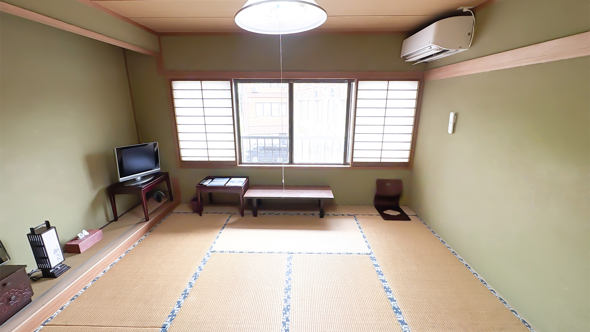 ・【和室8畳】光が差し込む明るい和室。畳の香りに癒され、手足を伸ばしてお寛ぎください