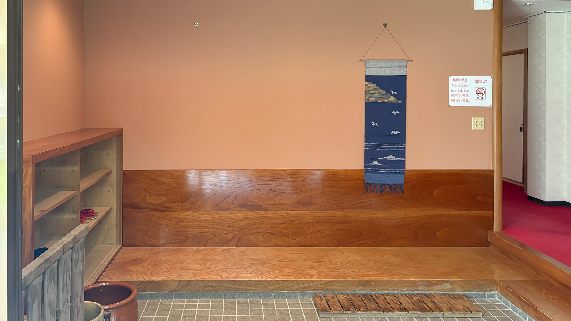 ・【玄関】広々とした玄関。靴を下駄箱に入れてお上がりください