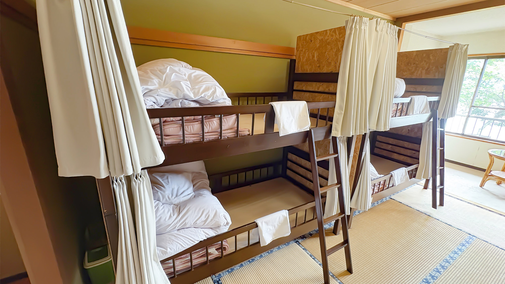 ・【男性専用ドミトリー】布団タイプのシングルベッド。カーテンで仕切れるためプライベート空間を保てます