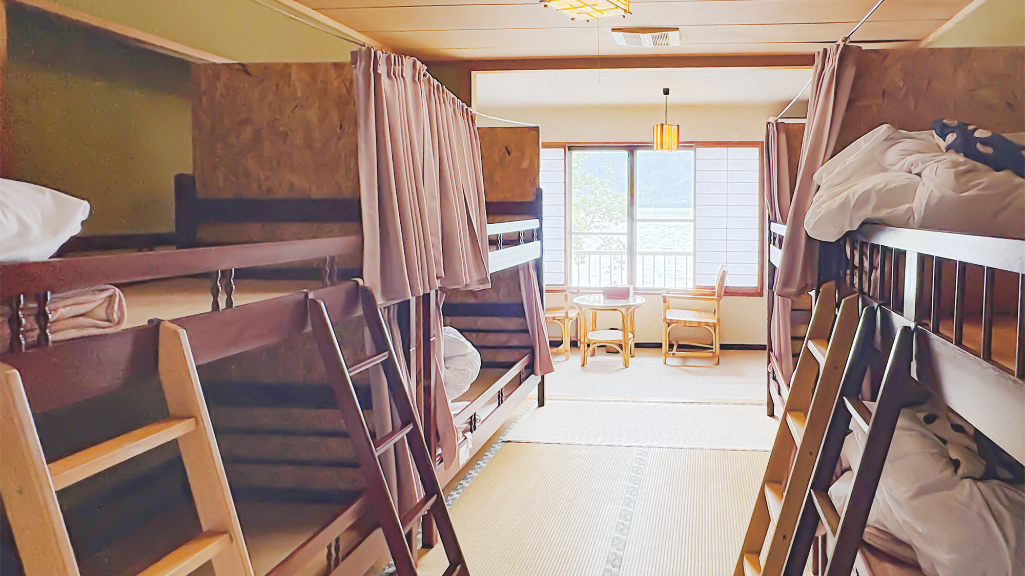 ・【女性専用ドミトリー】2段ベッドを4台設置した相部屋。窓からは十和田湖の眺めをお楽しみいただけます