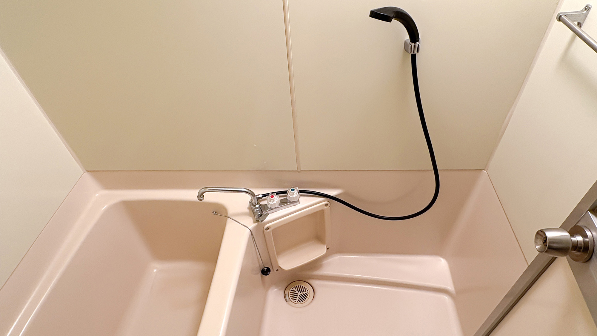 ・【和室8畳：バスルーム】広々とした浴槽付き。シャンプー、コンディショナー、ボディーソープを完備