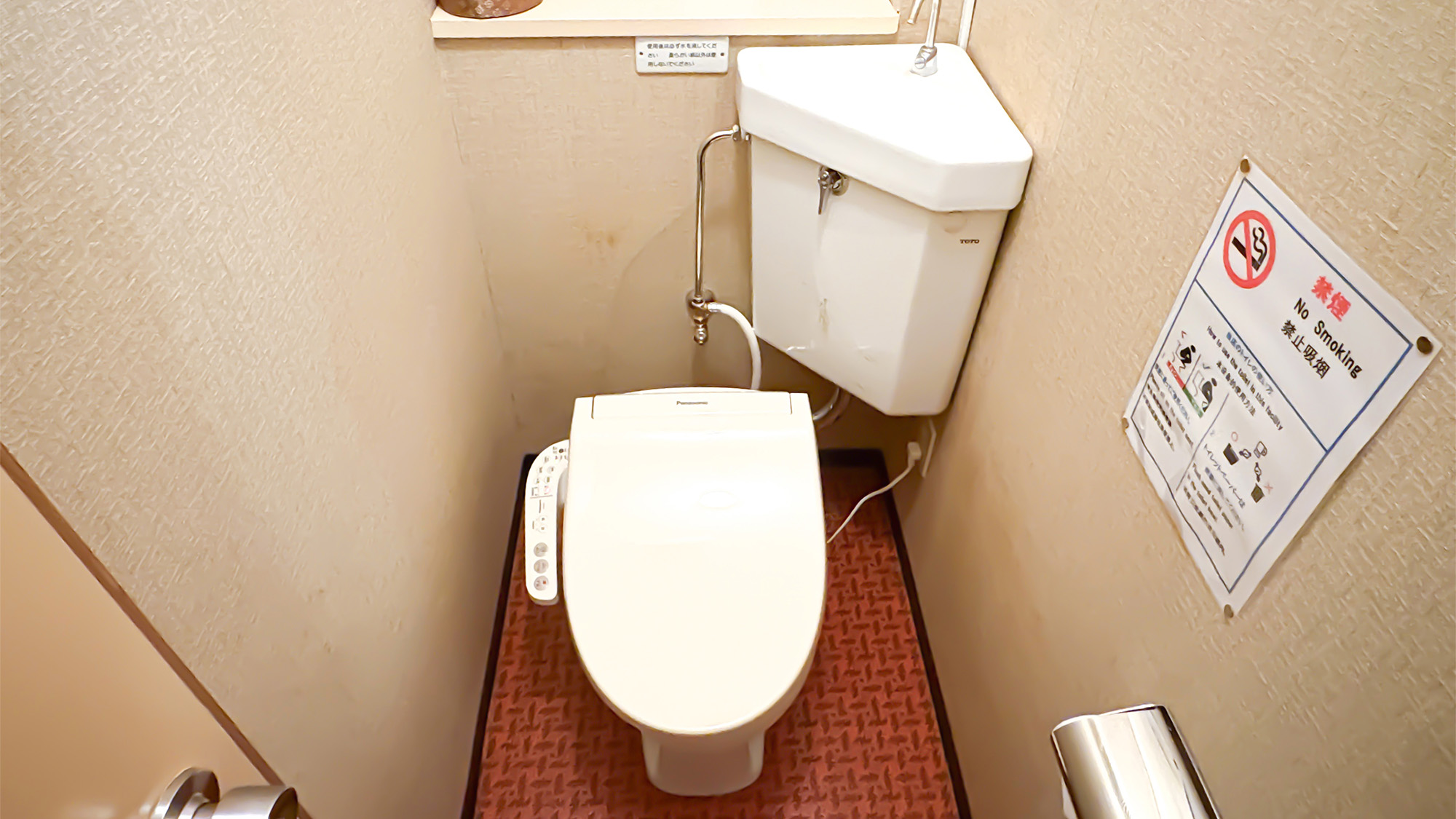 ・【男性専用ドミトリー：共用トイレ】ウォシュレット機能付きの個室トイレを完備