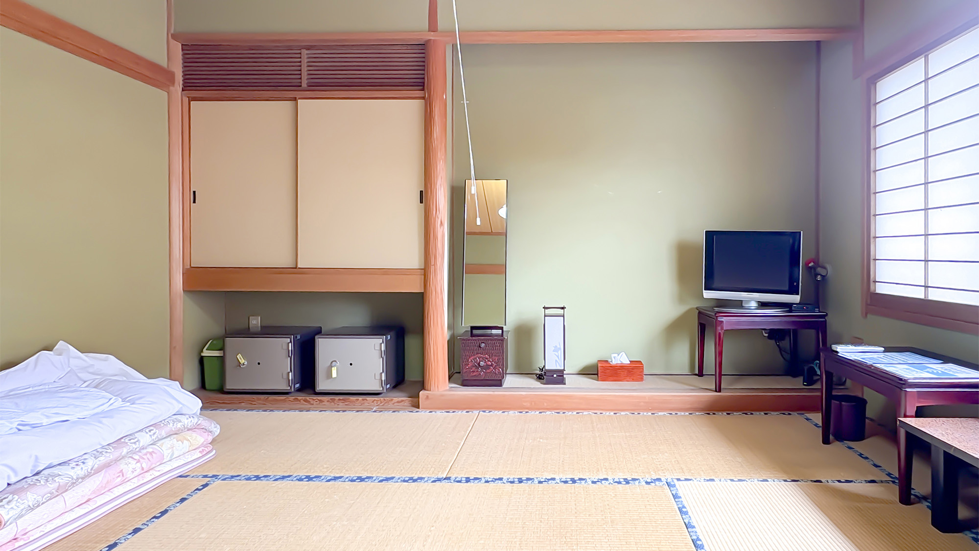 ・【和室8畳】テレビ、Wi-Fiを完備。シンプルながらも快適にお過ごしいただけます