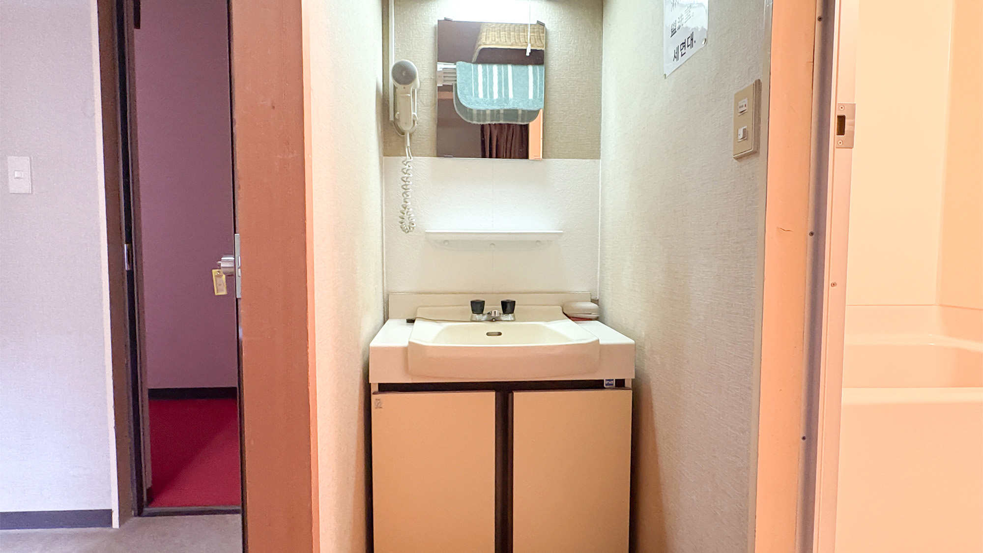 ・【和室8畳：洗面台】ドライヤー完備。明るい照明と鏡で、朝の準備がスムーズに