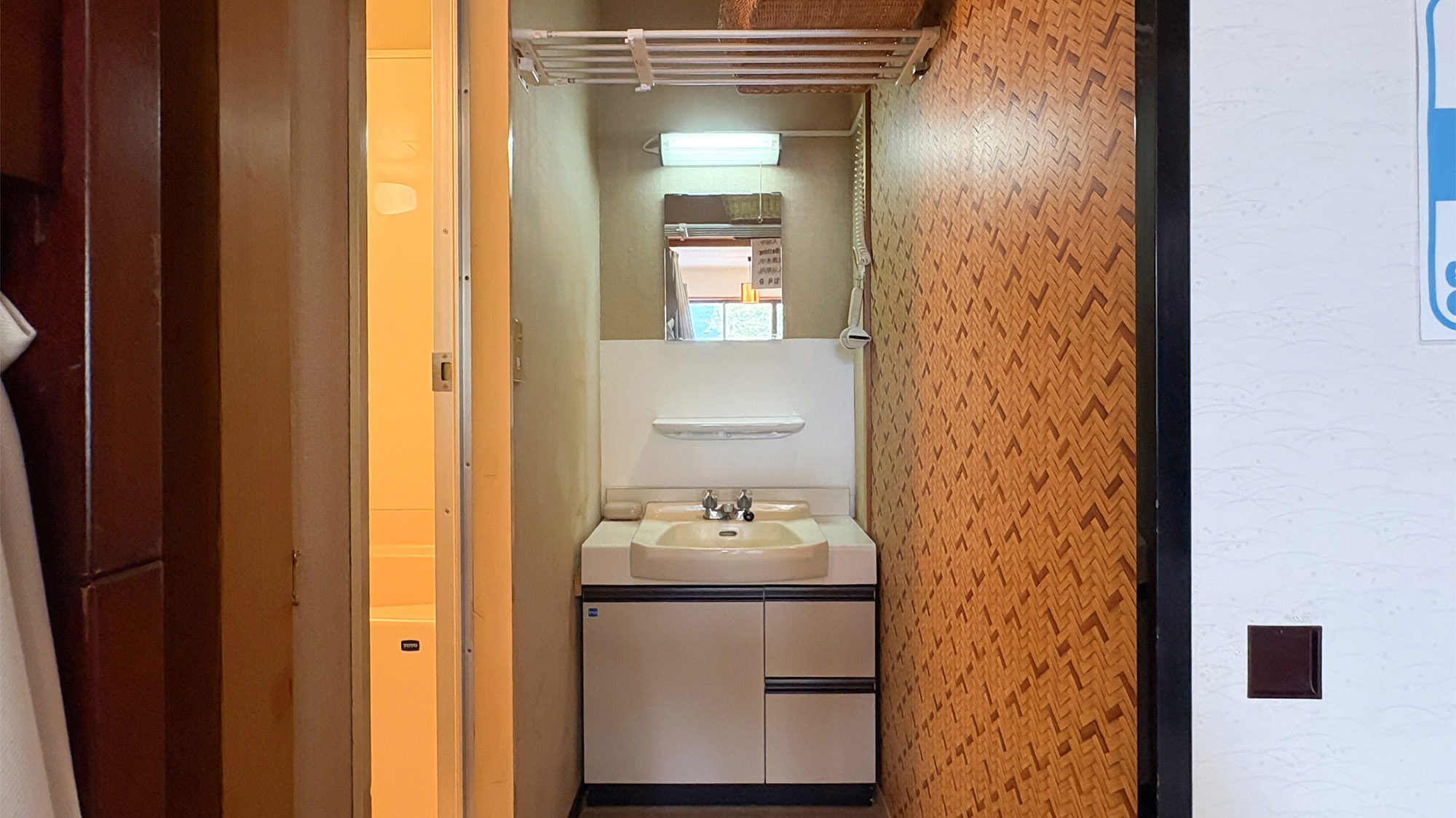 ・【男性専用ドミトリー：共用洗面台】ドライヤー完備。明るい照明と鏡で、朝の準備がスムーズに