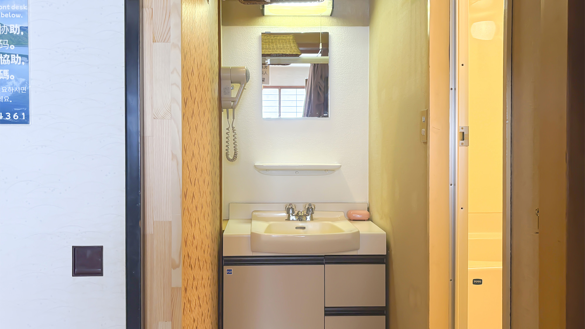 ・【女性専用ドミトリー：共用洗面台】ドライヤー完備。明るい照明と鏡で、朝の準備がスムーズに