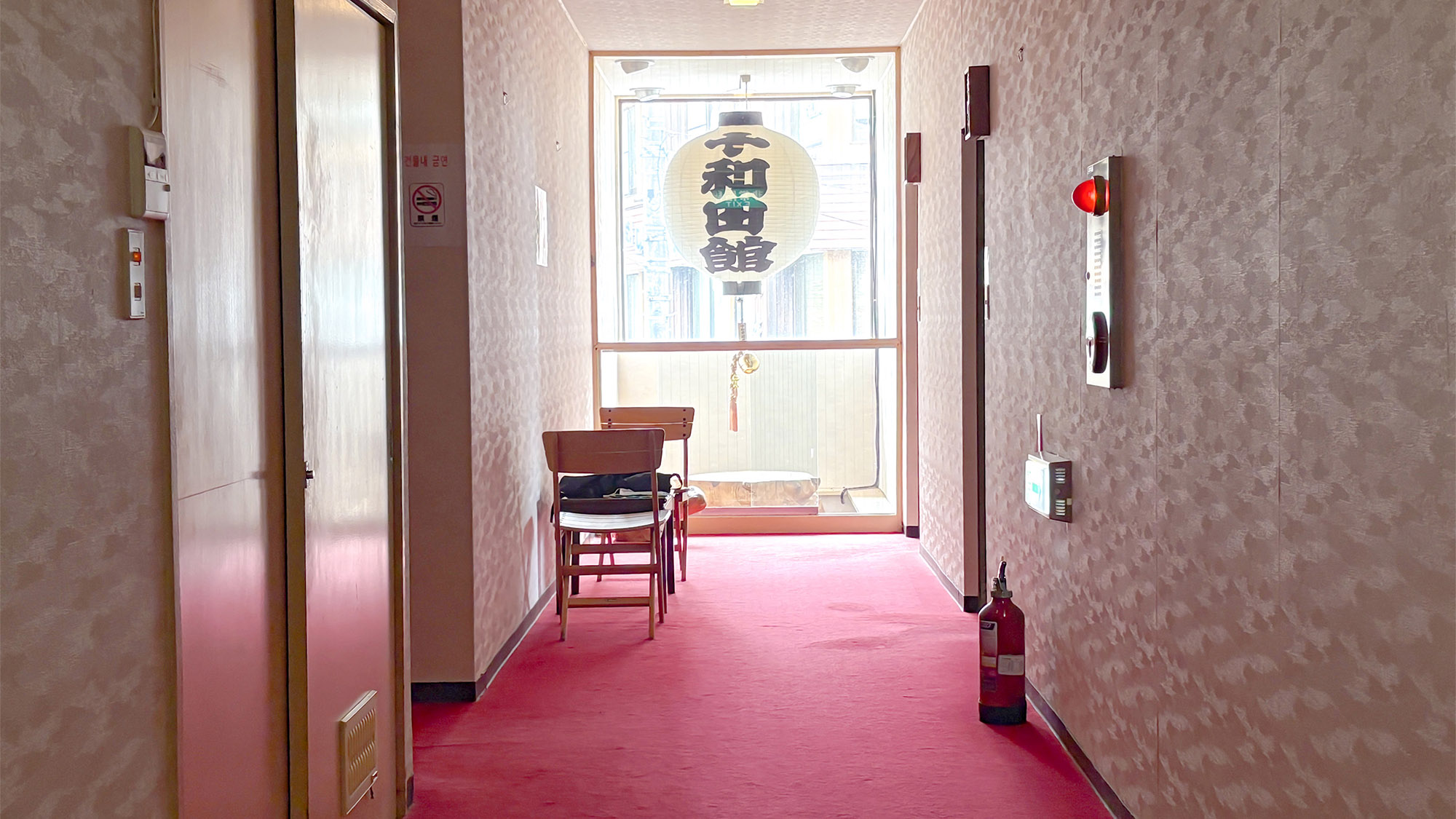 ・【廊下】明るい光が差し込む廊下には、心地よい休憩スペースもございます