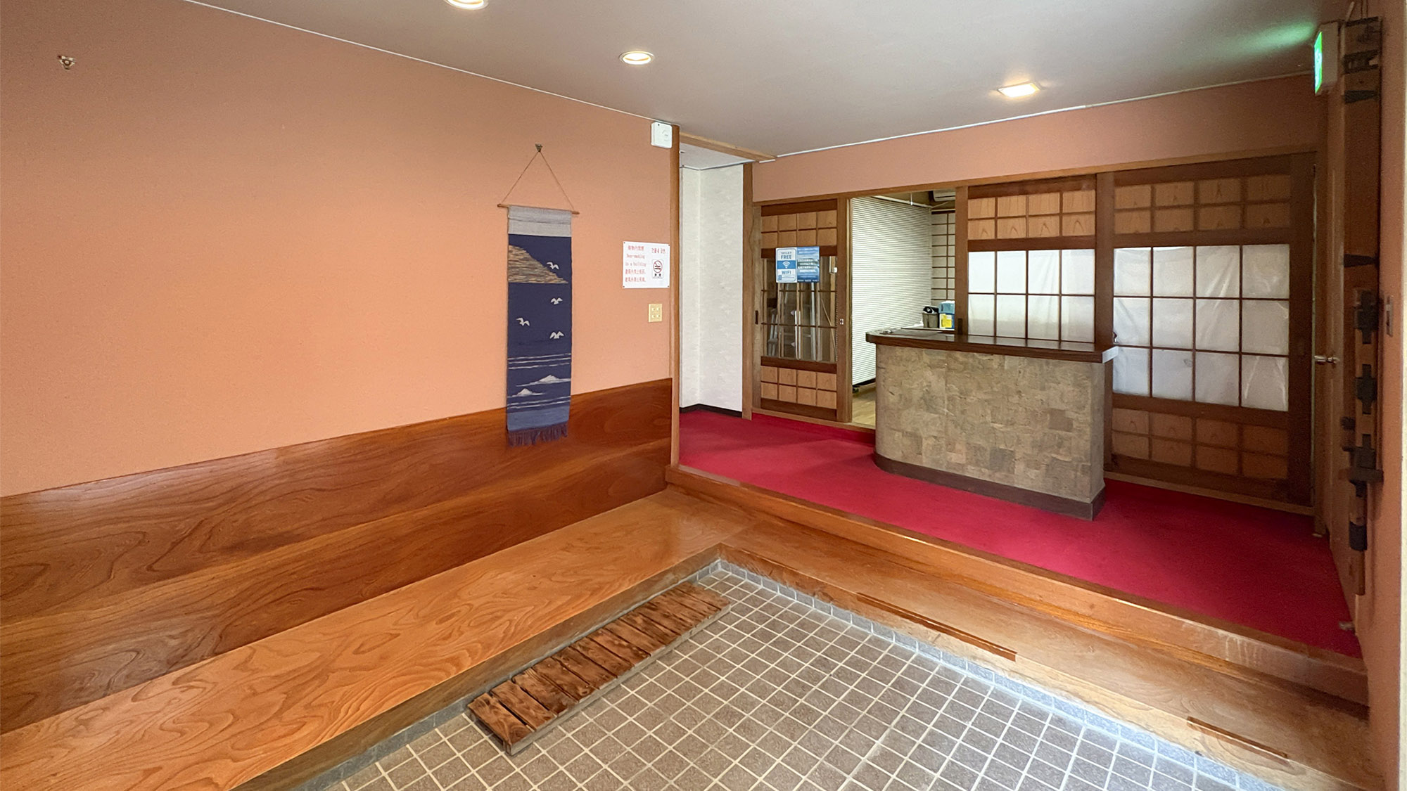 ・【玄関】和の趣あふれる玄関が、お客様を温かくお迎えいたします