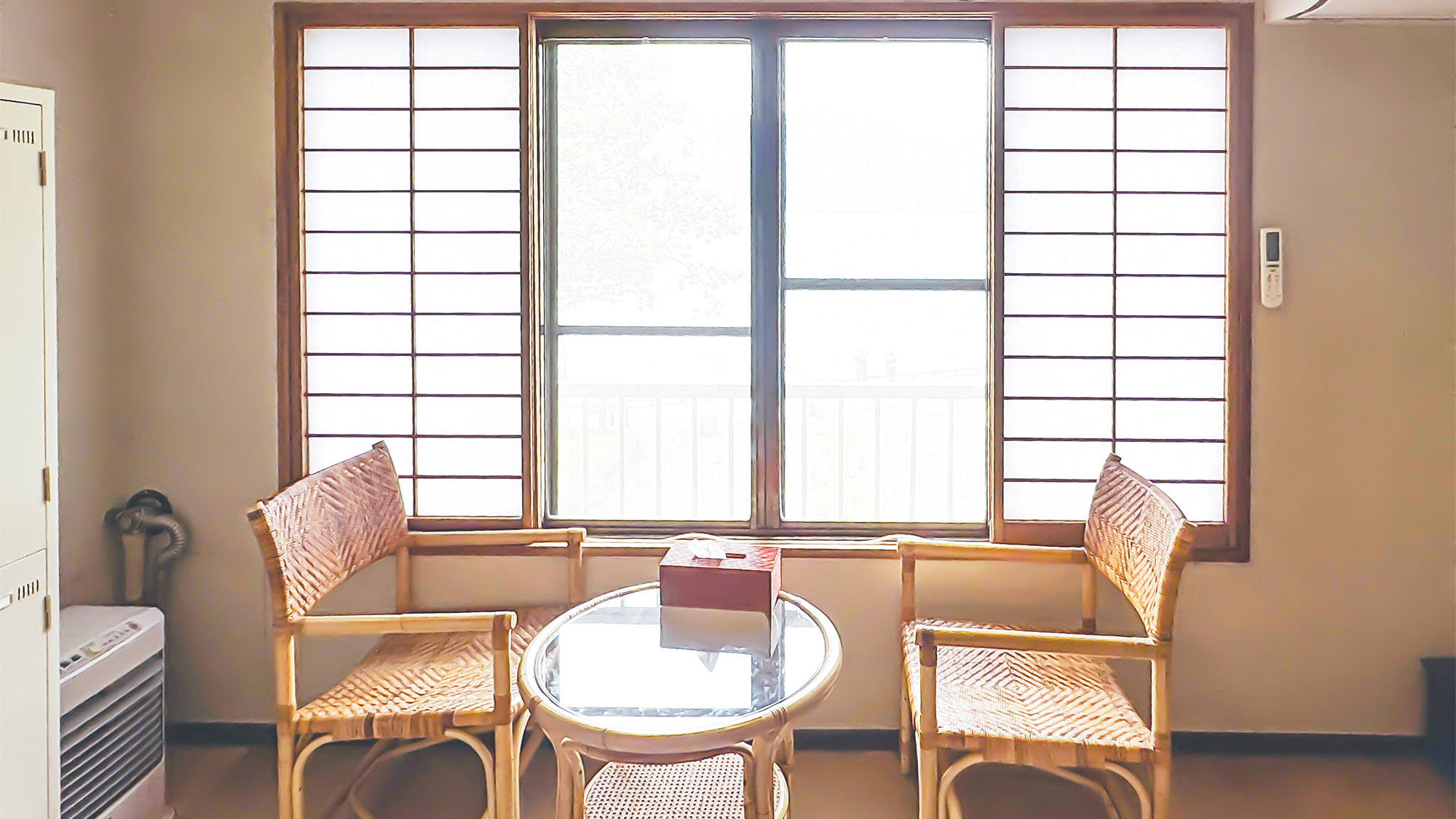 ・【女性専用ドミトリー】窓から十和田湖を望む絶景。椅子に腰掛け、ゆったりと至福のひとときを