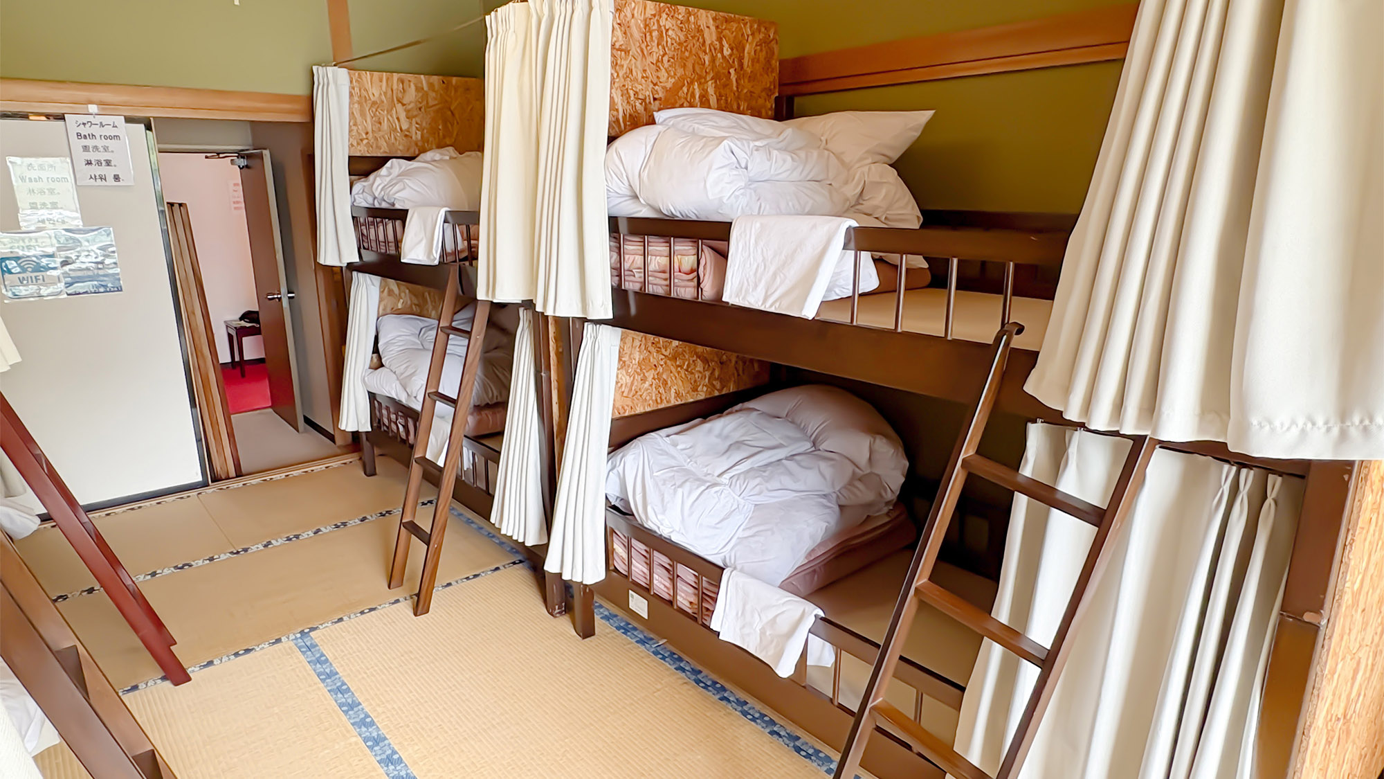 ・【男性専用ドミトリー】両方のカーテンを閉めて、プライベート空間を確保
