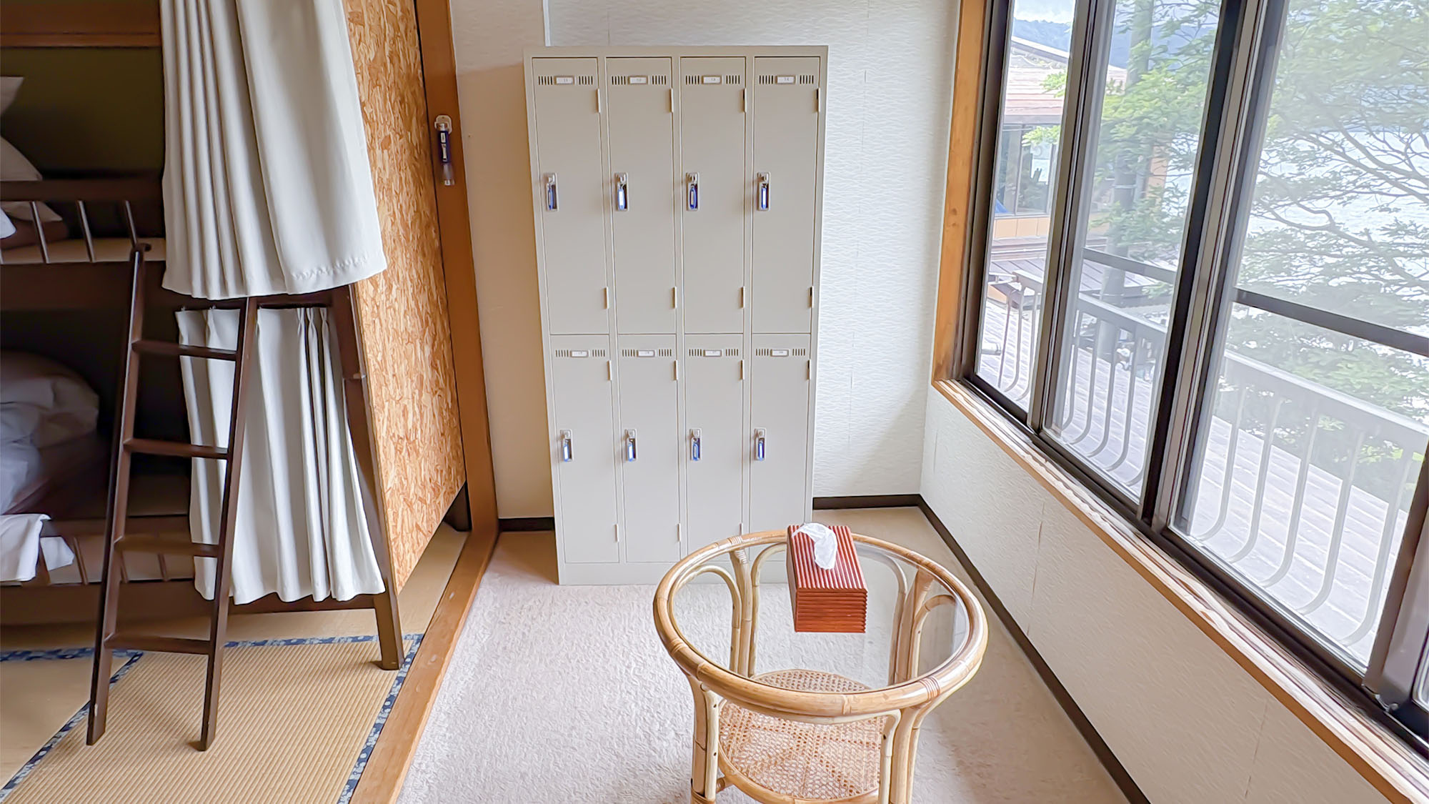 ・【男性専用ドミトリー】人数分のロッカーを完備。安心して相部屋をご利用いただけます