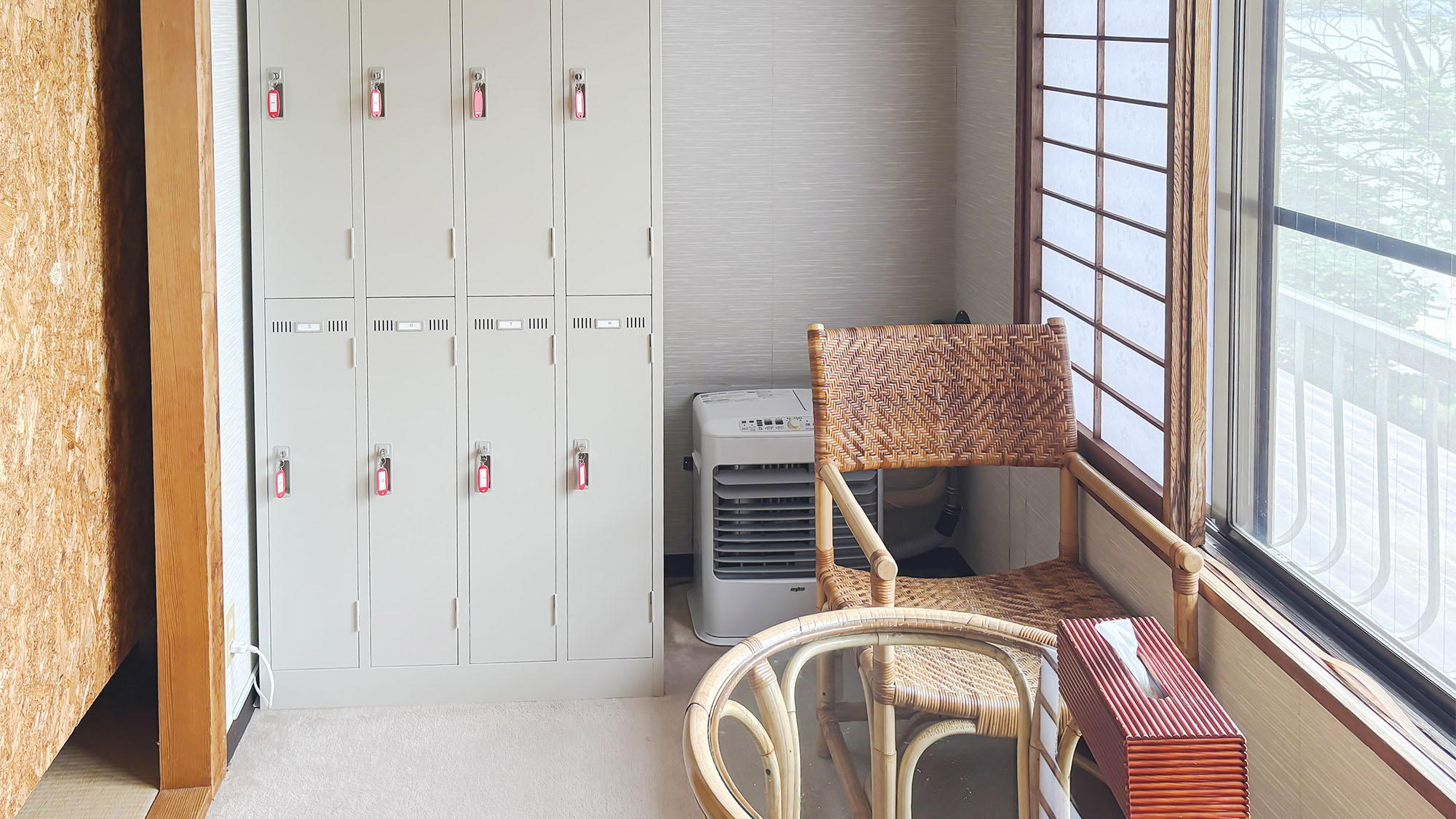 ・【女性専用ドミトリー】人数分のロッカーを完備。安心して相部屋をご利用いただけます