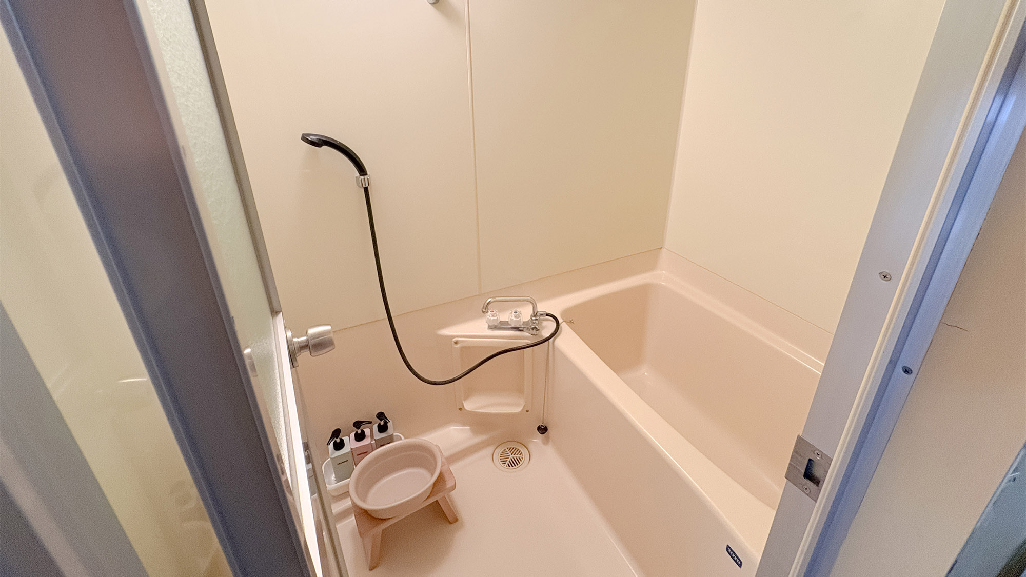 ・【男性専用ドミトリー：共用バスルーム】広々とした浴槽付き。譲り合ってご利用ください