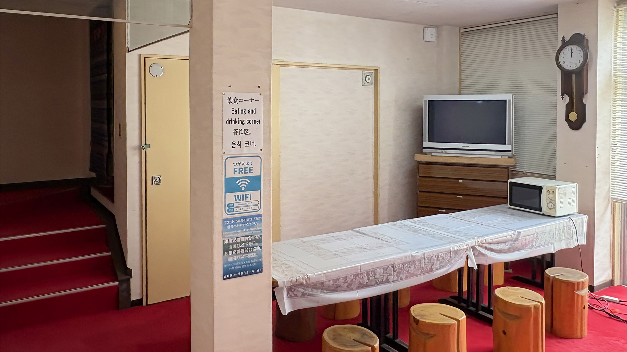 ・【共用お食事スペース】電子レンジ、電気ポット、冷蔵庫を完備。ご自由にご利用ください