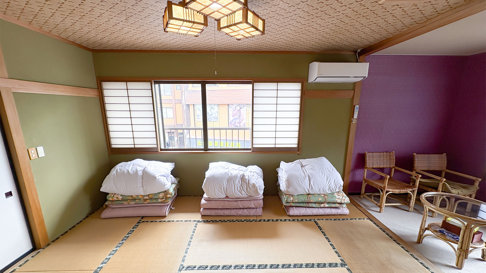 ・【和室10畳】モダンな照明の温かな光に癒されます