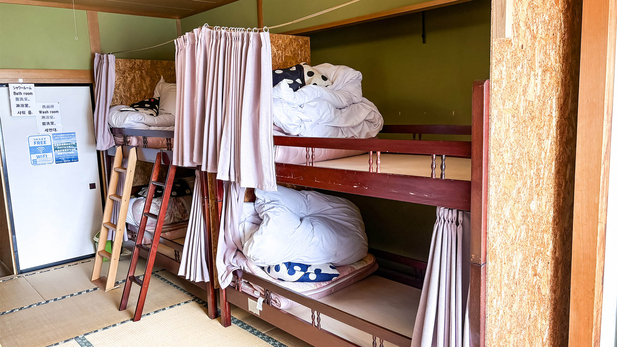 ・【女性専用ドミトリー】布団タイプのシングルベッド。カーテンで仕切れるためプライベート空間を保てます