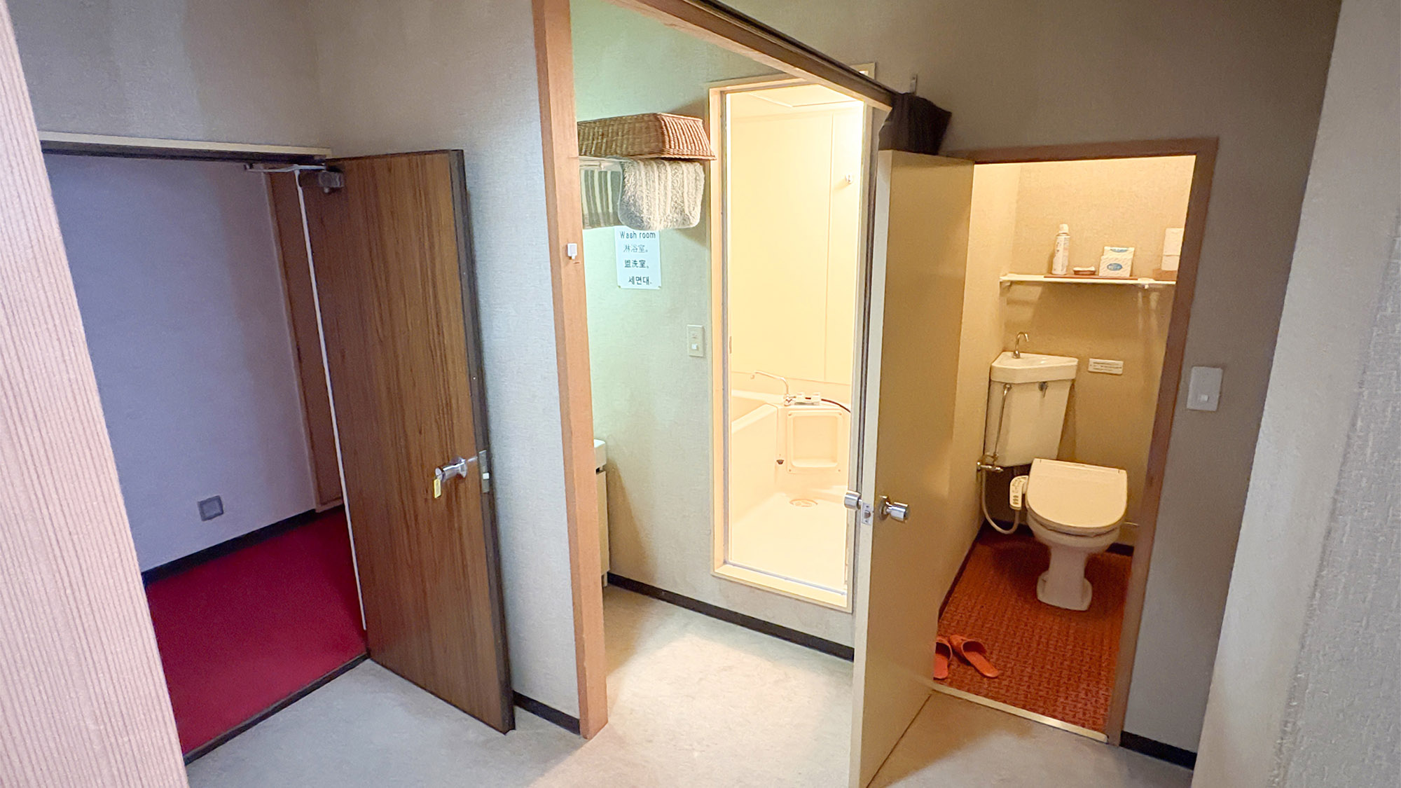 ・【和室8畳：廊下】独立したバスルーム・トイレを完備