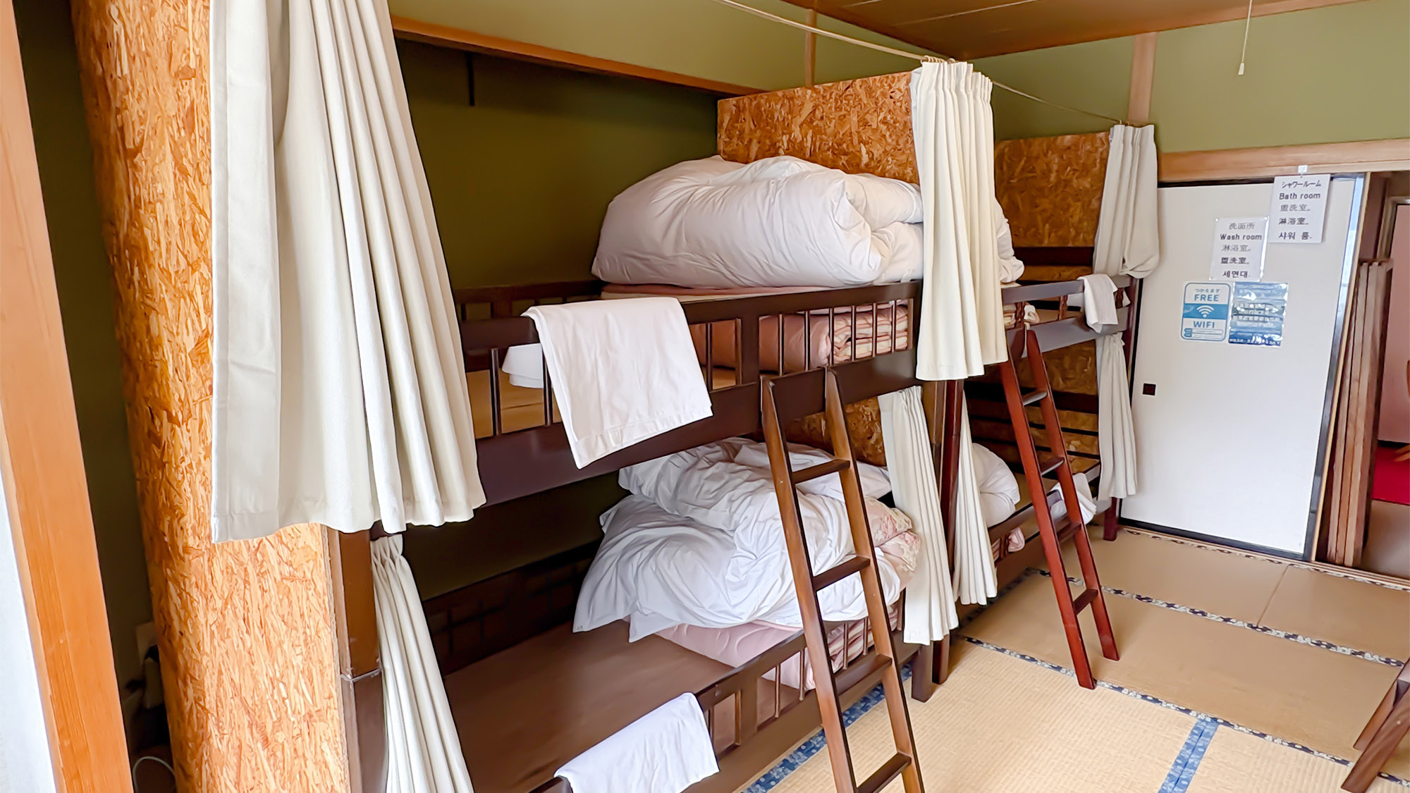 ・【男性専用ドミトリー】両側に板を設けた二段ベッド。視線を気にせず、ゆっくりと寛げます