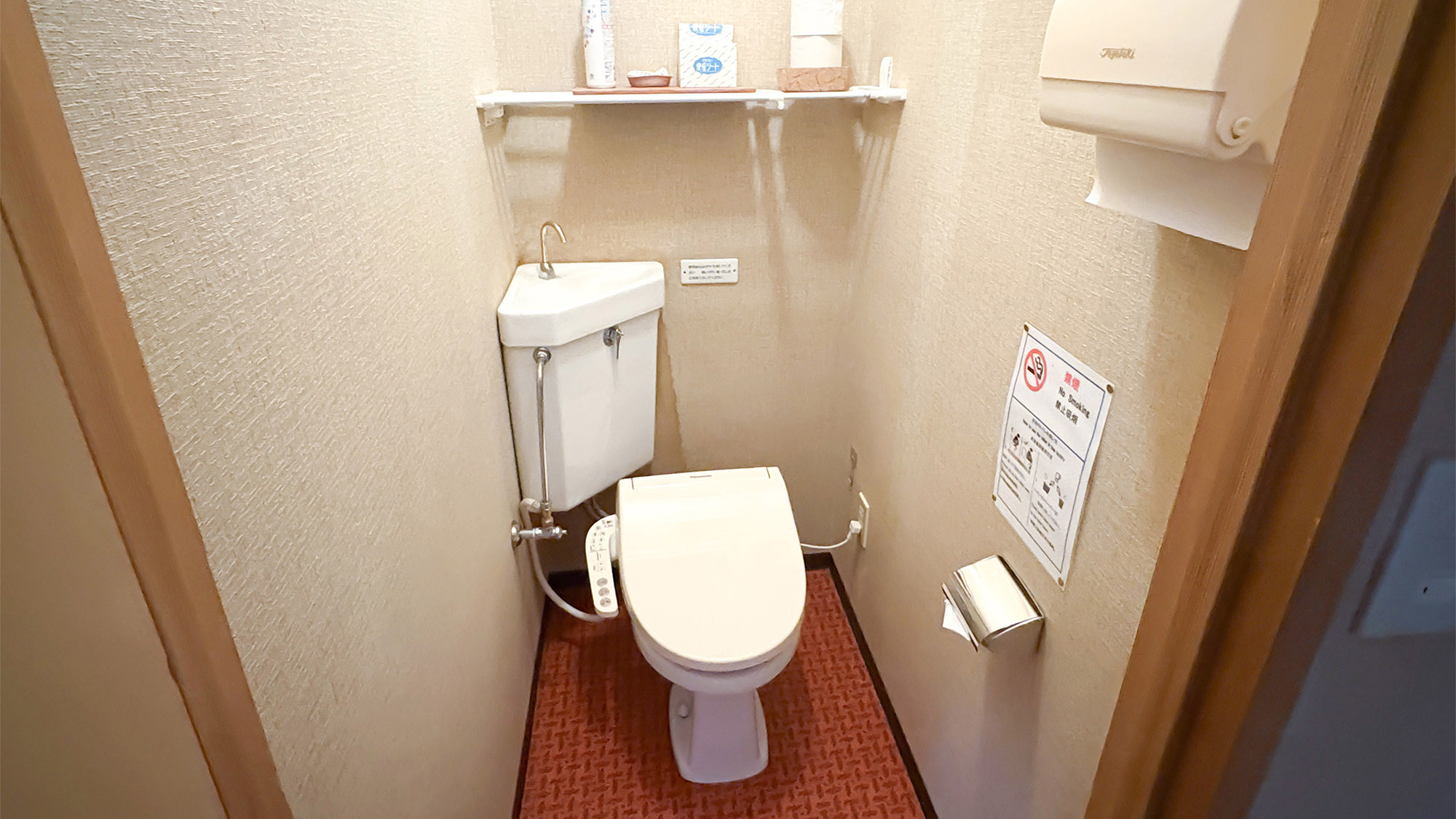 ・【和室8畳：トイレ】ウォシュレット機能付きの個室トイレを完備