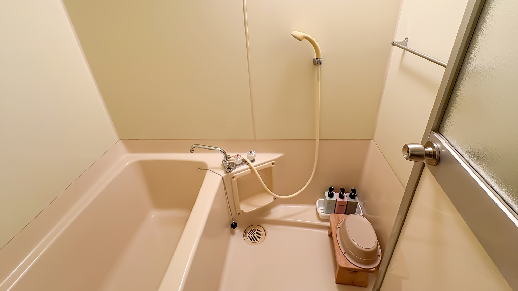 ・【女性専用ドミトリー：共用バスルーム】広々とした浴槽付き。譲り合ってご利用ください