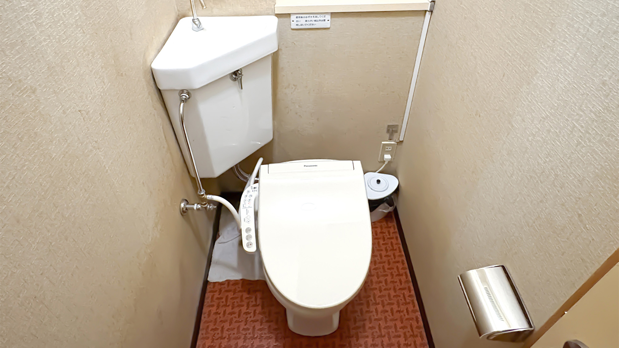 ・【女性専用ドミトリー：共用トイレ】ウォシュレット機能付きの個室トイレを完備