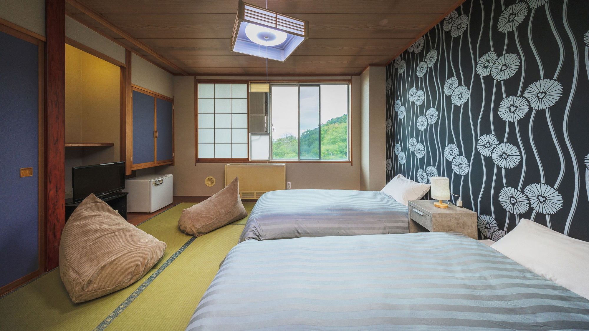 【倶楽部ルーム 和室ベッド8畳】機能的な設備と、広々とした空間の中でゆったりとお寛ぎ下さい。