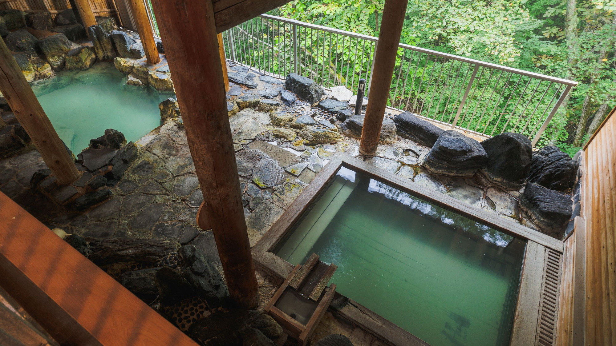 【岩＆檜露天風呂】開放的な景色を眺めながら、岩と檜の２種類の露天風呂を満喫してください。