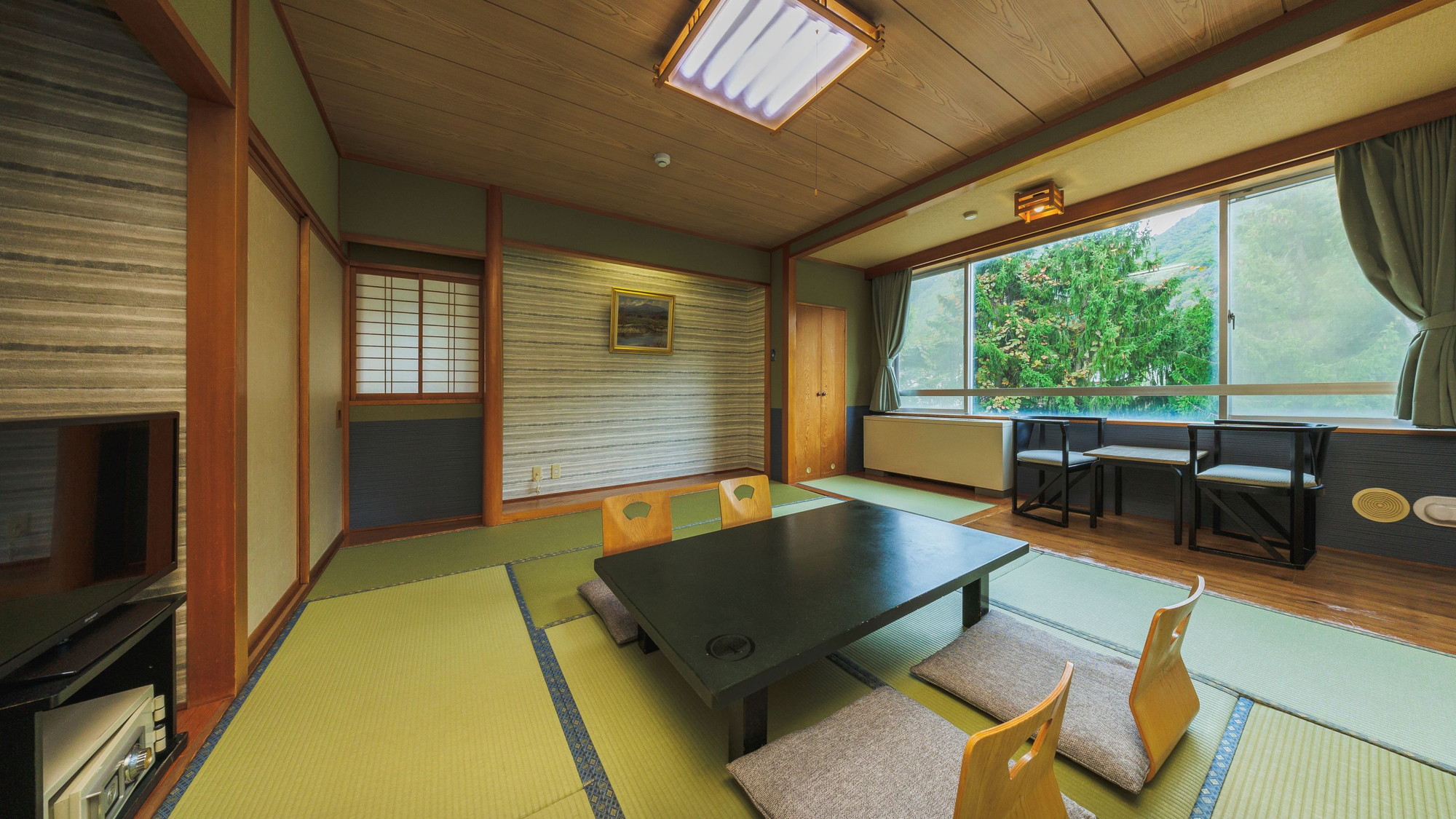 【デラックス和洋室】和の和みと、洋の機能性を兼ね備えたデラックスタイプの和洋室。