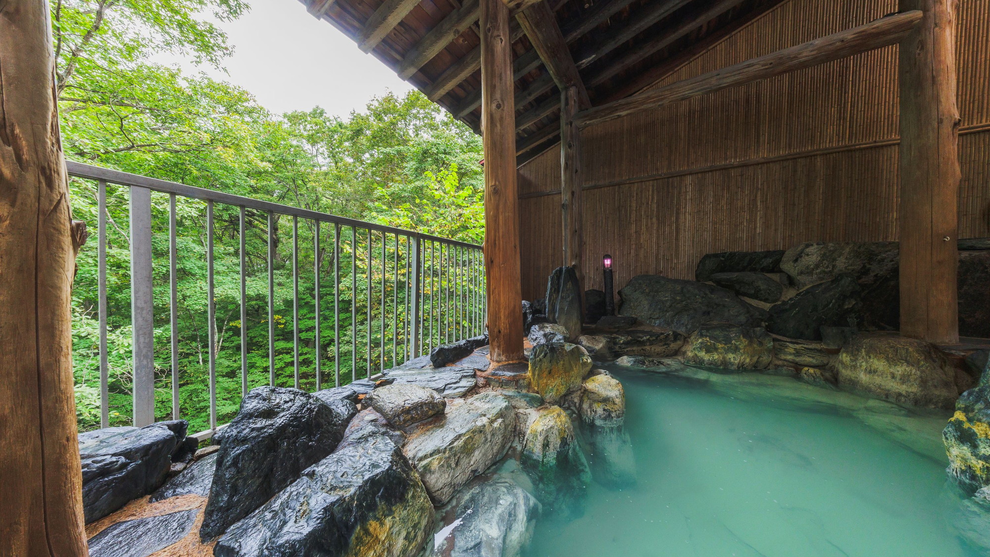 【露天風呂】爽やかな高原の風が心地よい露天風呂は緑あふれる景観です。