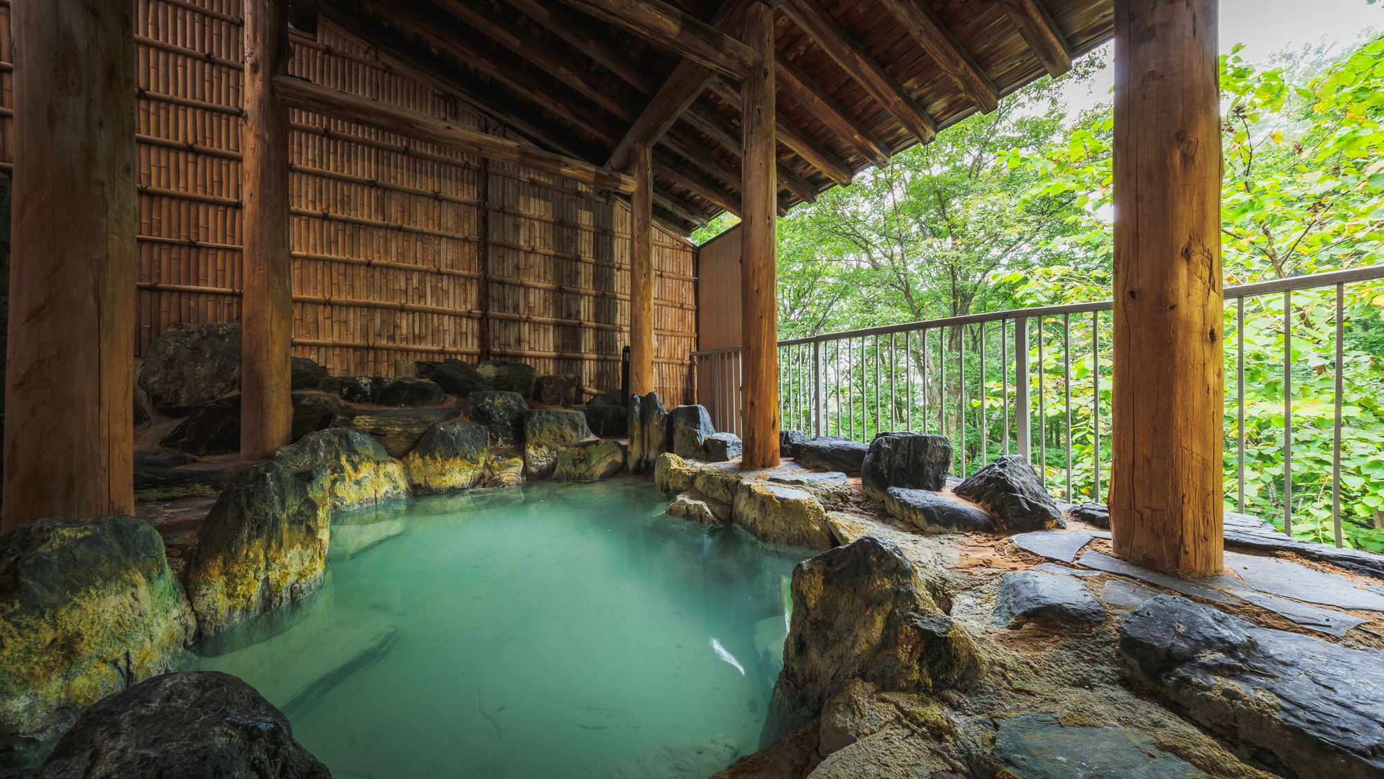 【露天風呂】爽やかな高原の風が心地よい露天風呂は緑あふれる景観です。