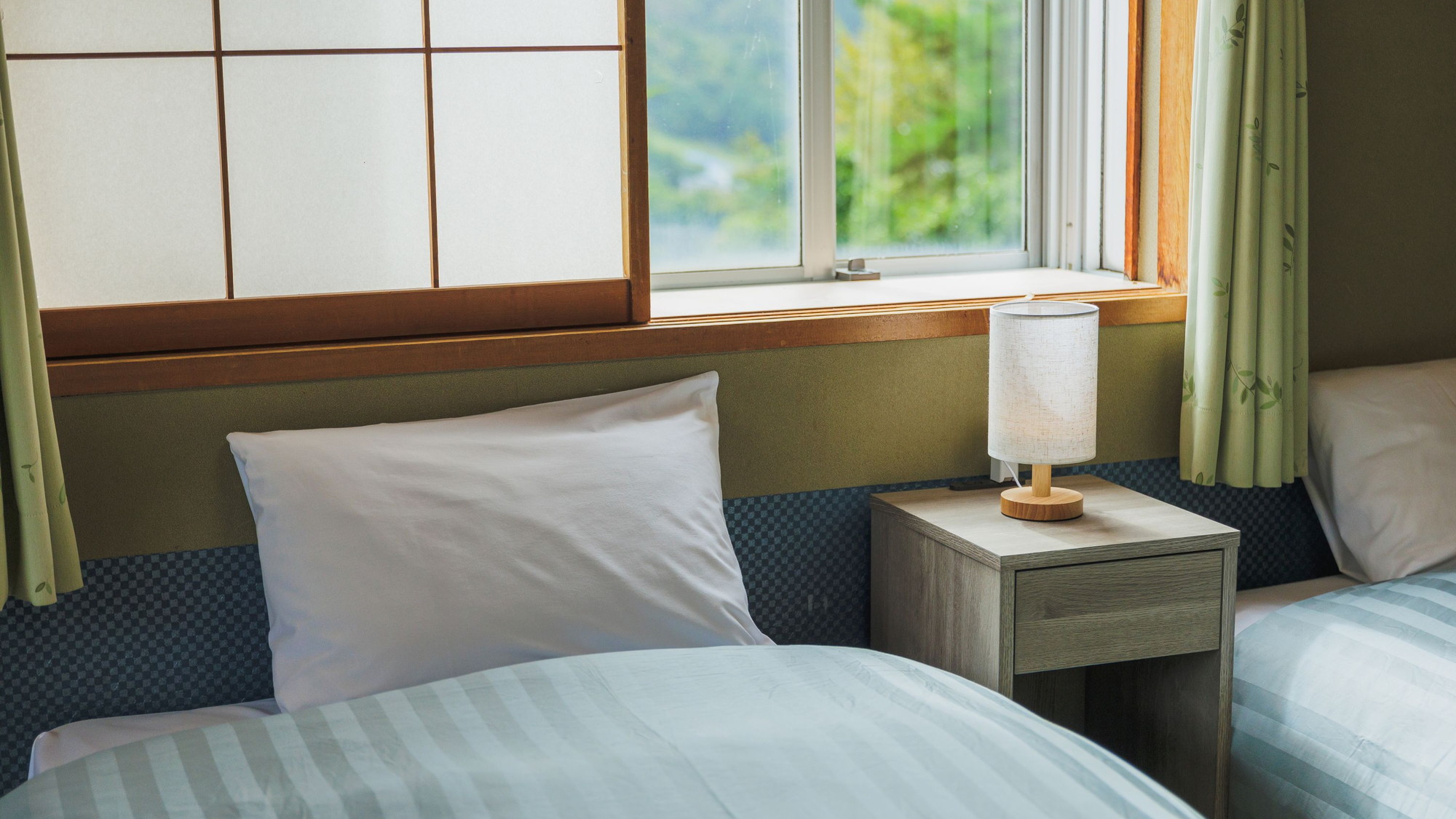 【倶楽部ルーム】広々とした和室にローベッドを敷いたモダンなお部屋です。