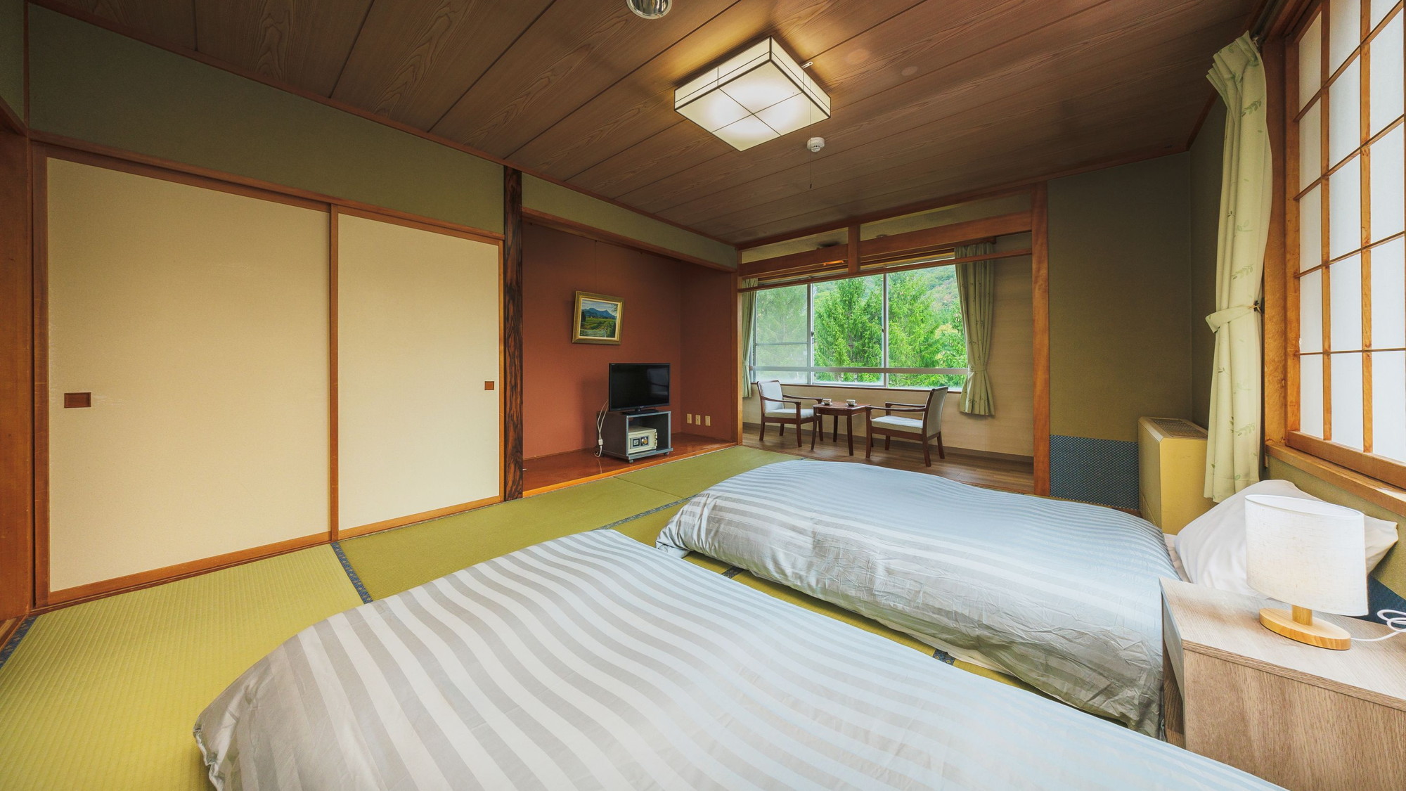 【倶楽部ルーム】広々とした和室にローベッドを敷いたモダンなお部屋です。