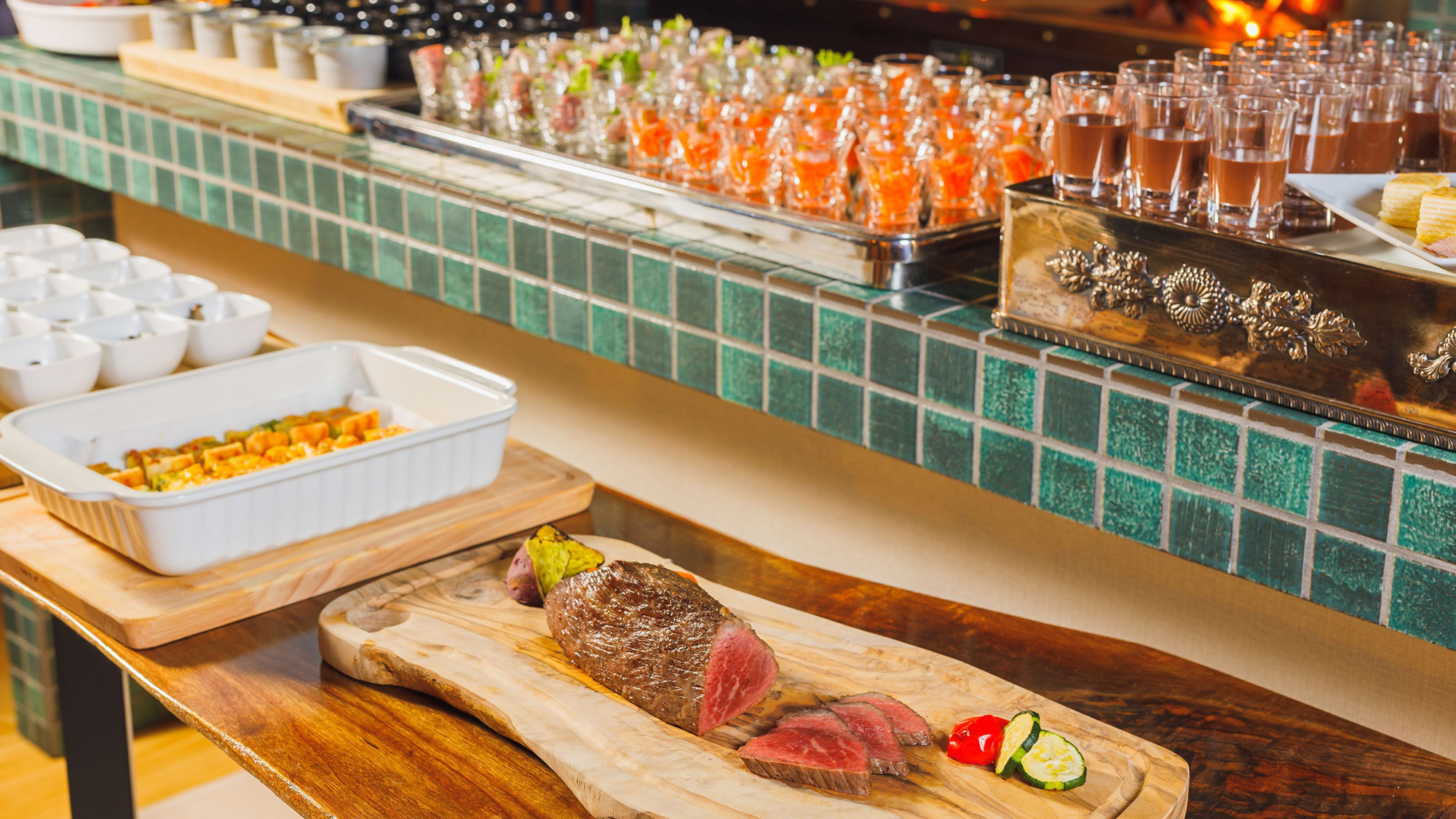 【グループ施設JURINディナービュッフェ」蔵王牛薪グリル100gの他、約10種のこだわりハーフビュ